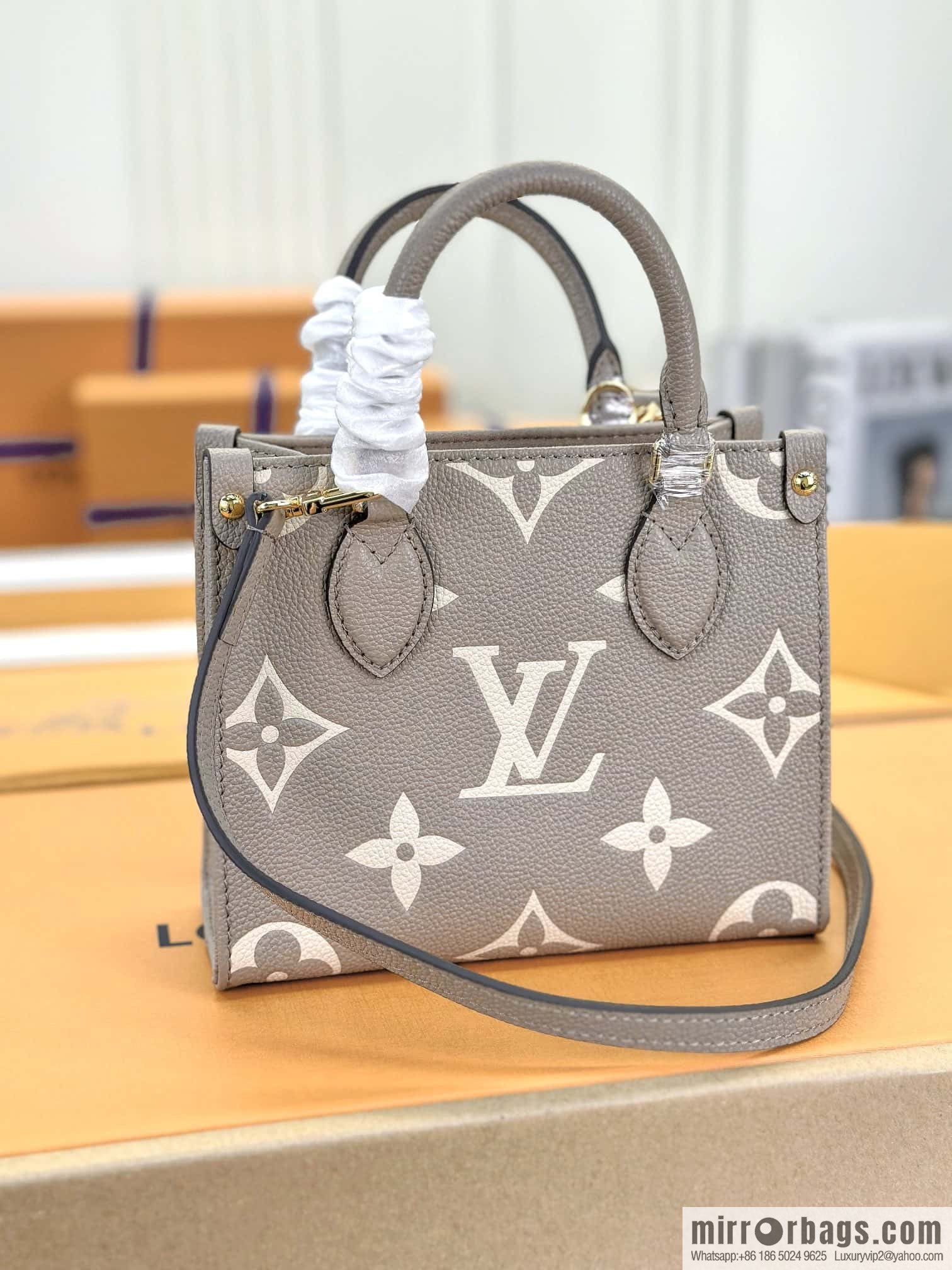 LV M47054 ONTHEGO BB handbag