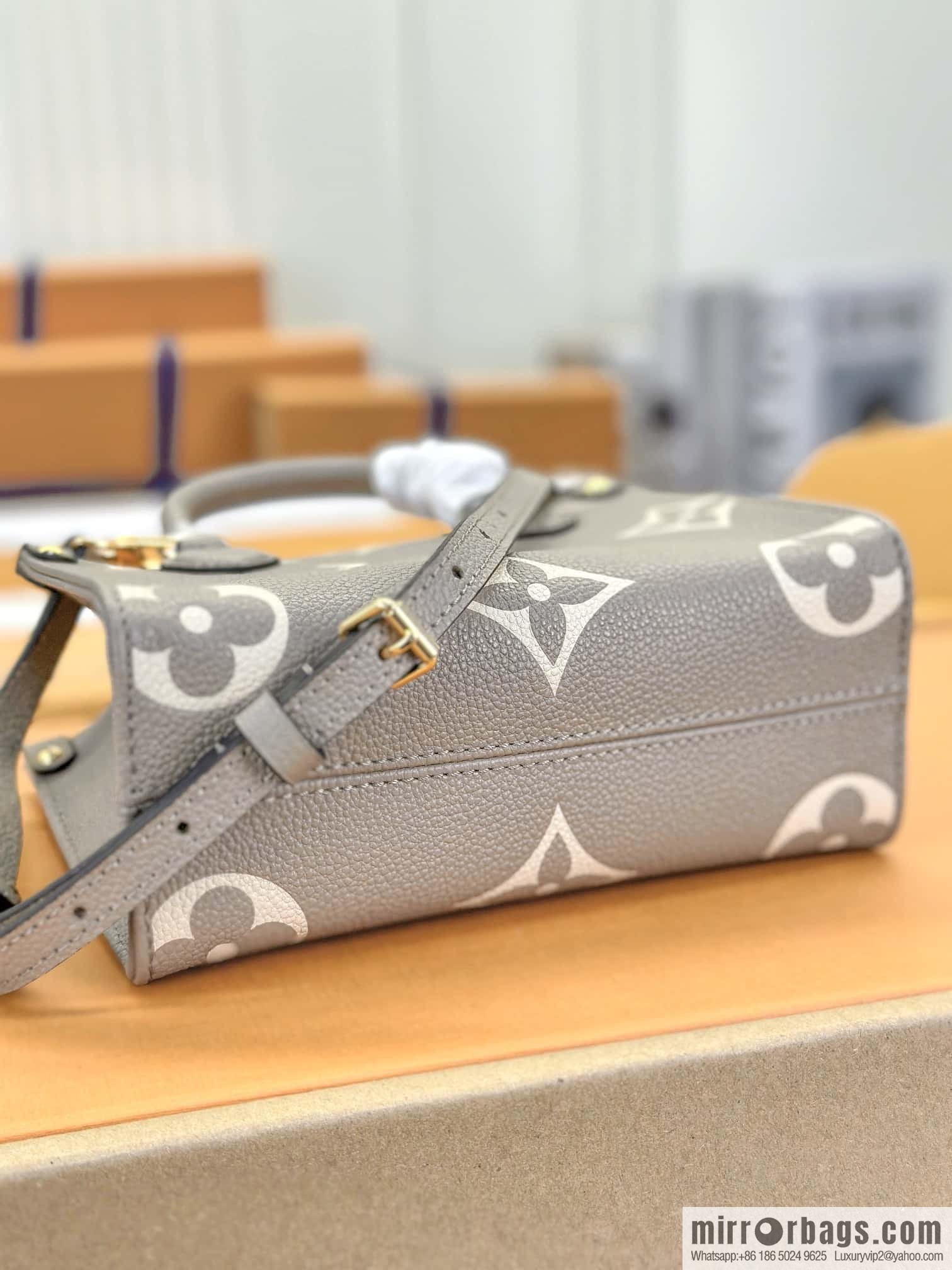 LV M47054 ONTHEGO BB handbag