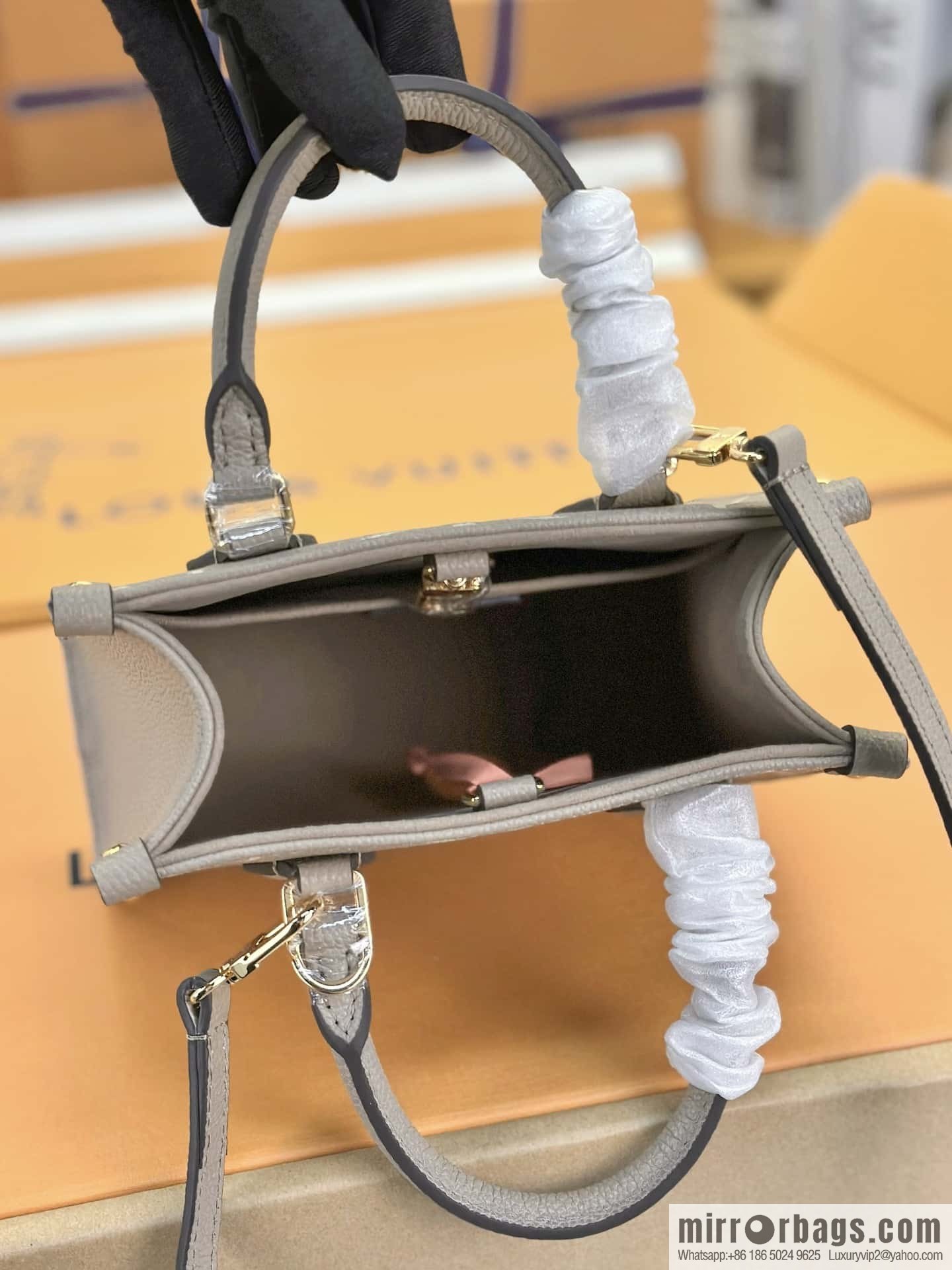 LV M47054 ONTHEGO BB handbag