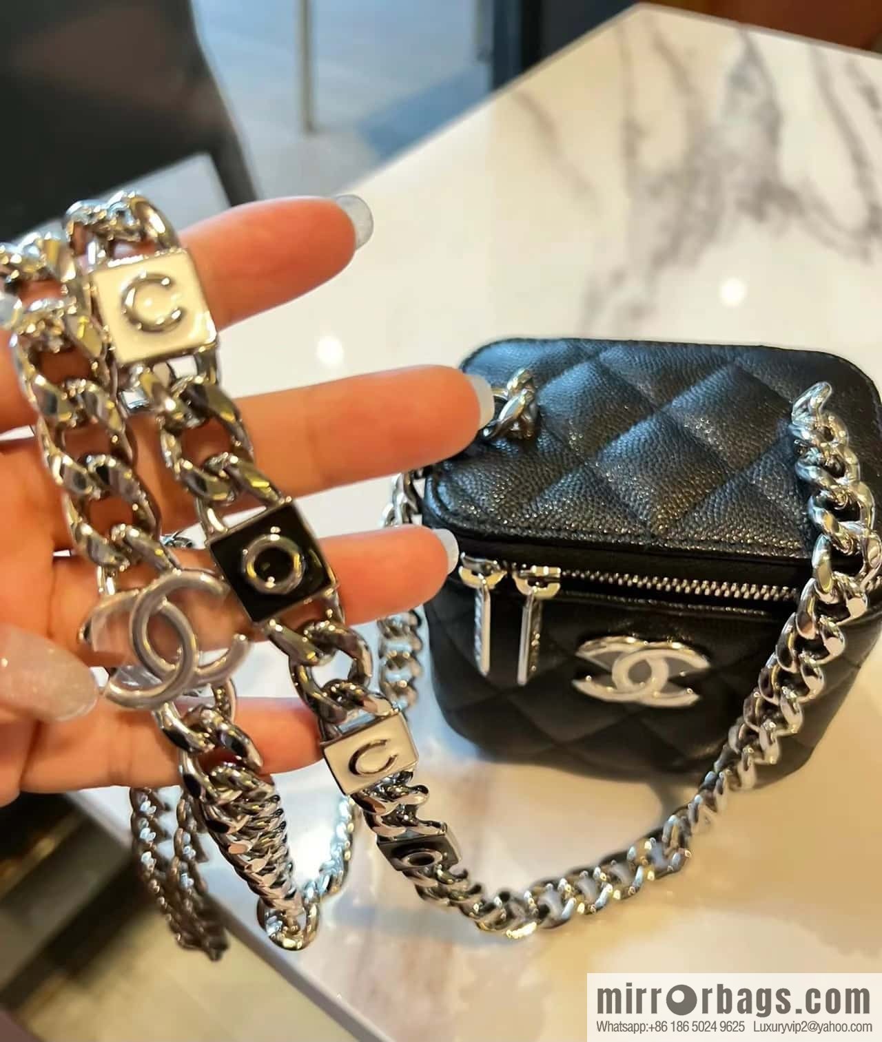 CHANEL 2022cc spring and summer series, enamel buckle lychee leather mouth red envelope AP2718