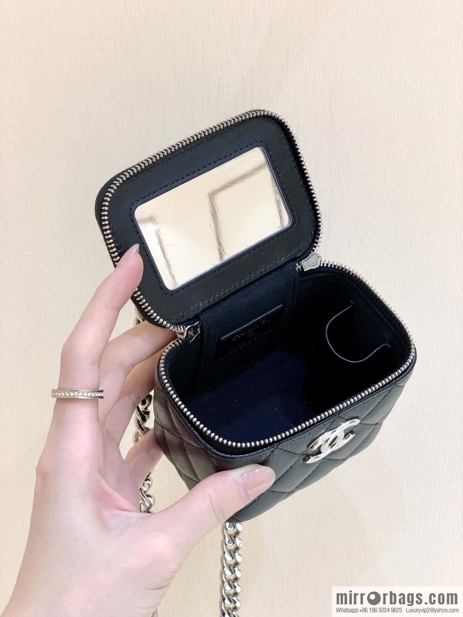 CHANEL 2022cc spring and summer series, enamel buckle lychee leather mouth red envelope AP2718