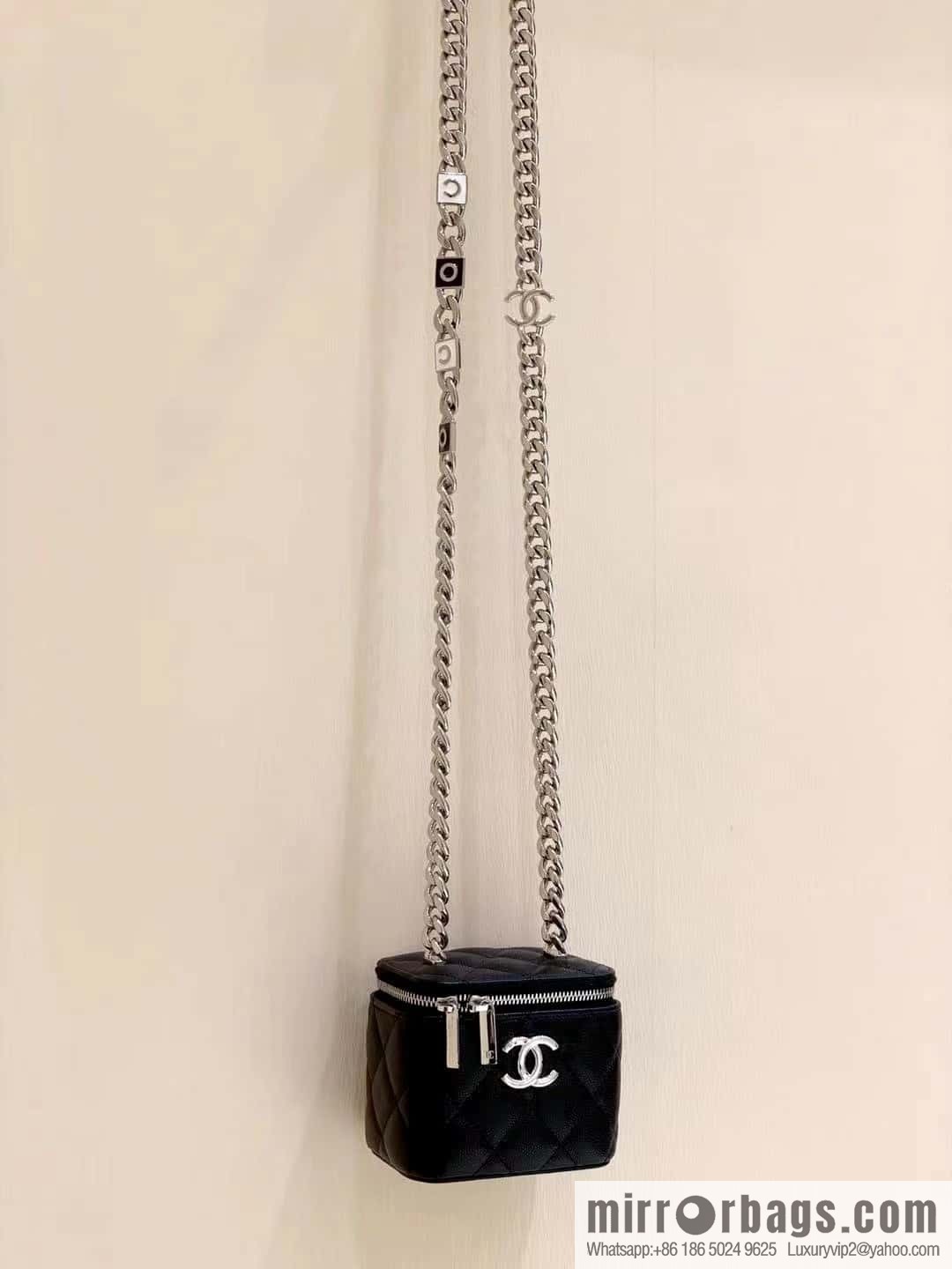 CHANEL 2022cc spring and summer series, enamel buckle lychee leather mouth red envelope AP2718