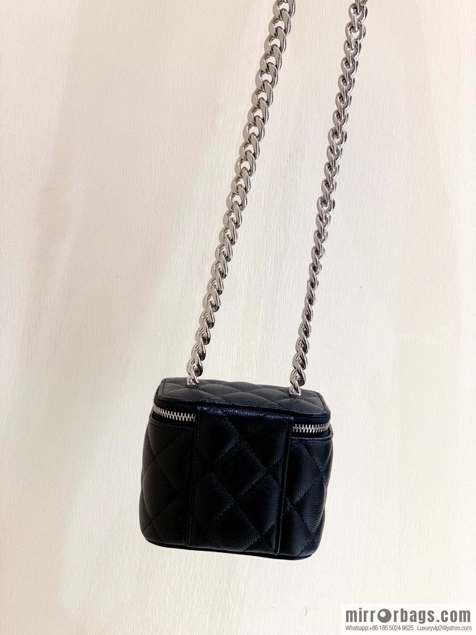 CHANEL 2022cc spring and summer series, enamel buckle lychee leather mouth red envelope AP2718