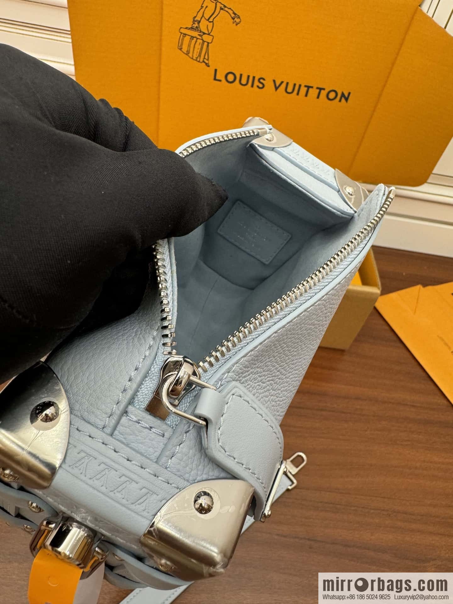LV M25067 Side Trunk PM
