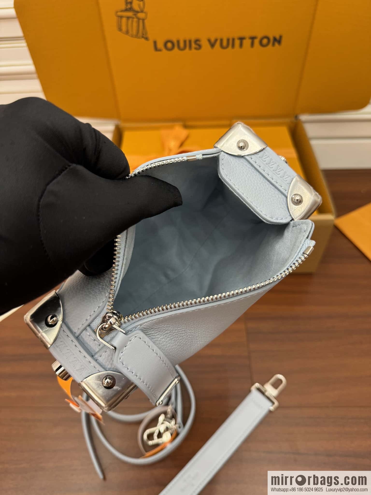 LV M25067 Side Trunk PM