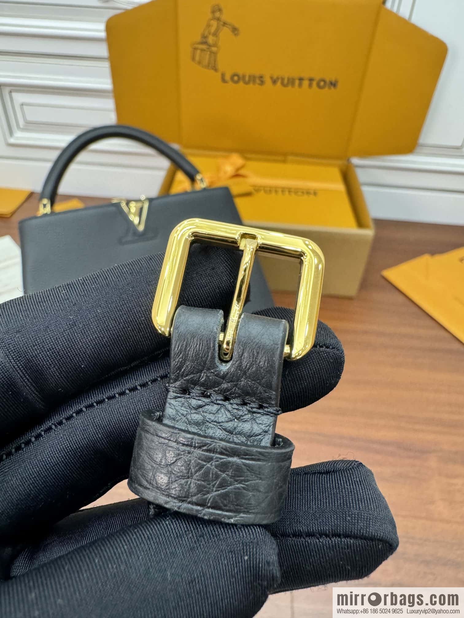 LV M42259 Capucines medium handbag
