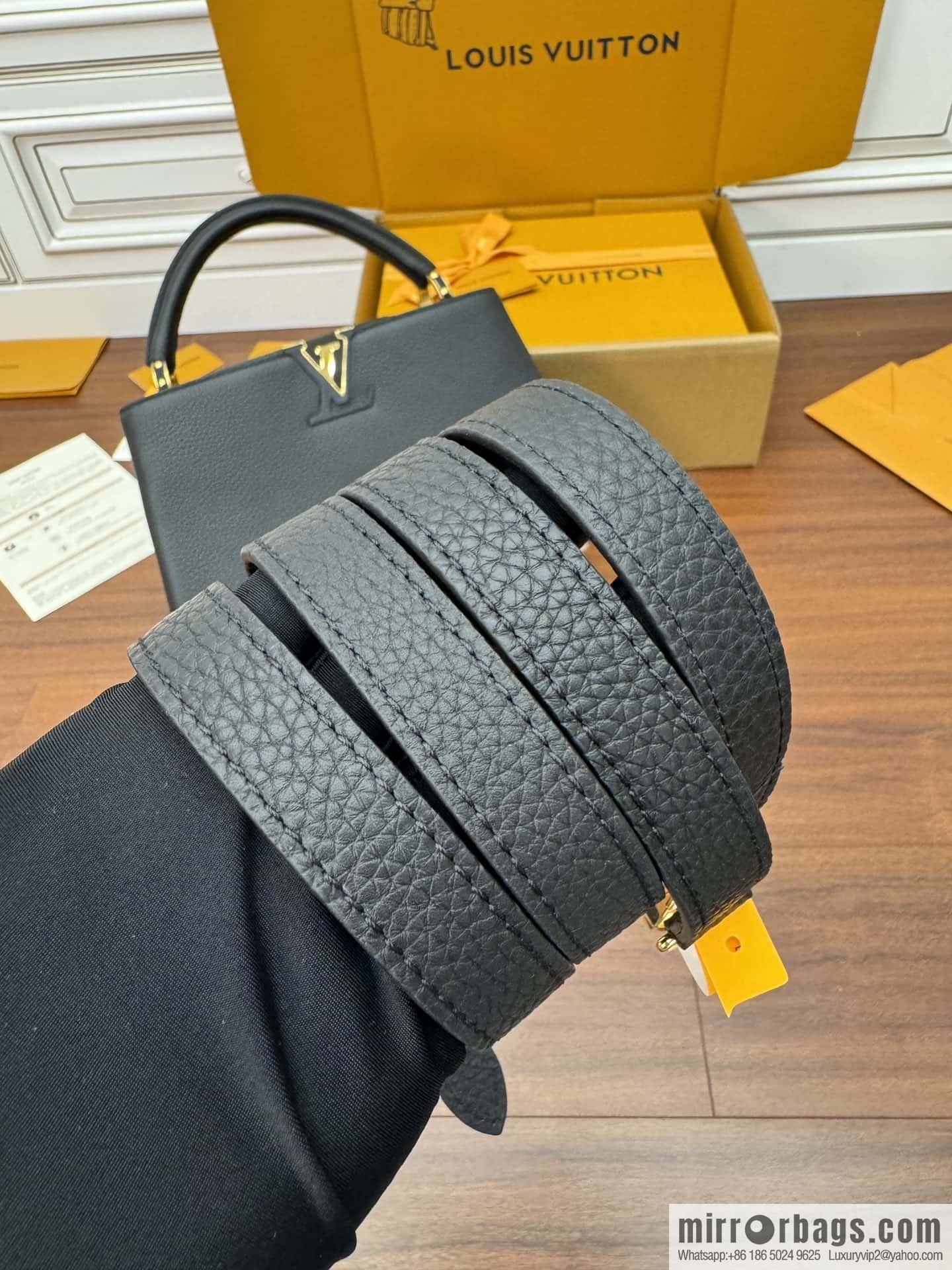 LV M42259 Capucines medium handbag