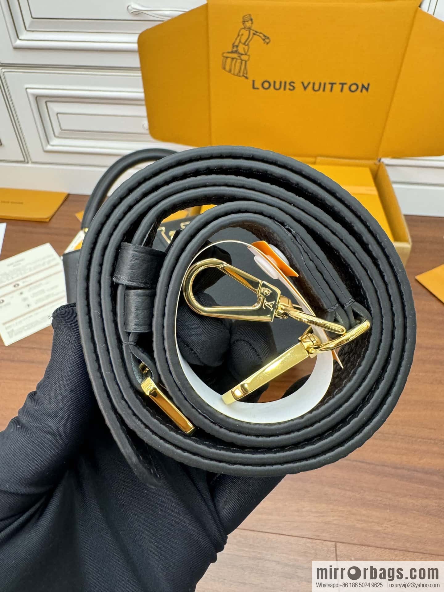 LV M42259 Capucines medium handbag