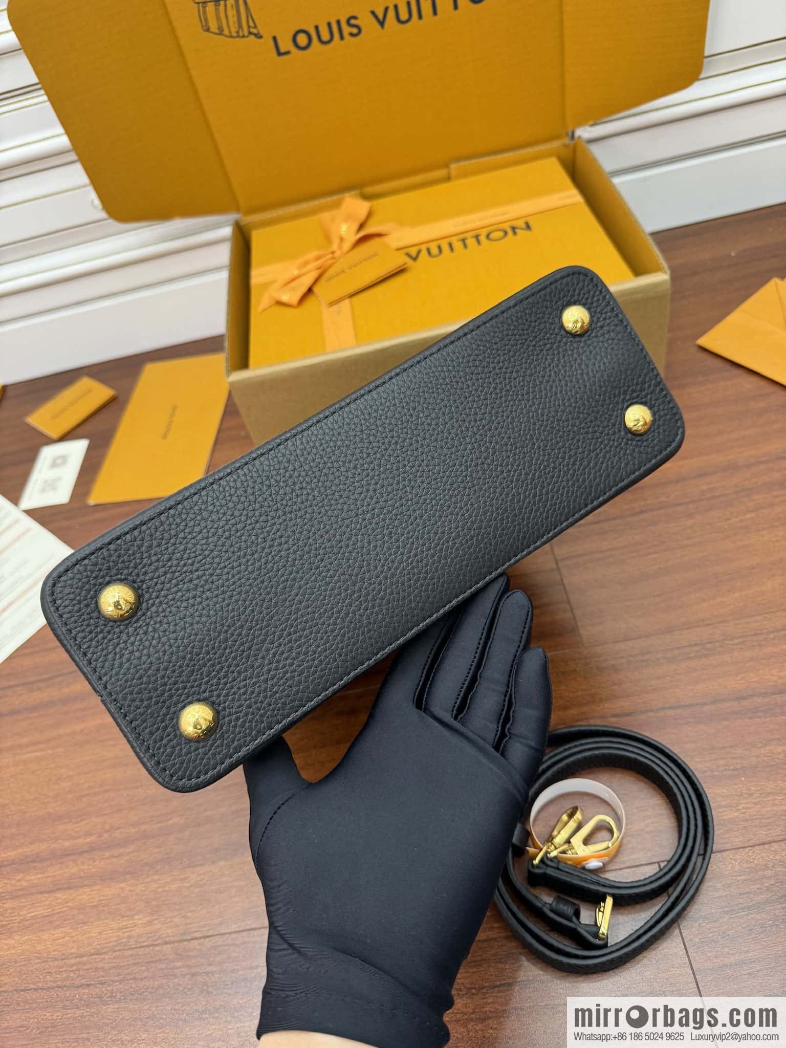 LV M42259 Capucines medium handbag