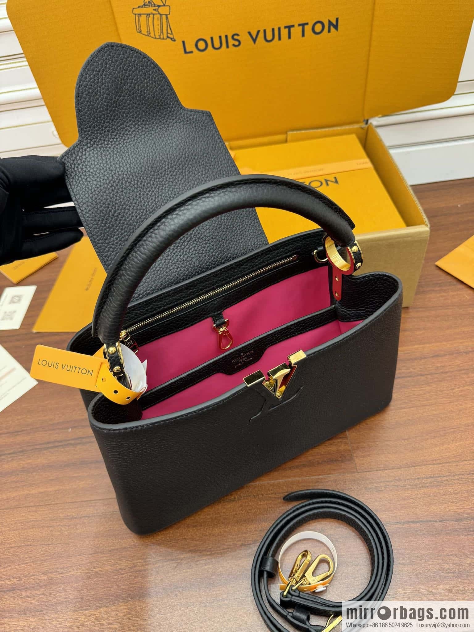 LV M42259 Capucines medium handbag