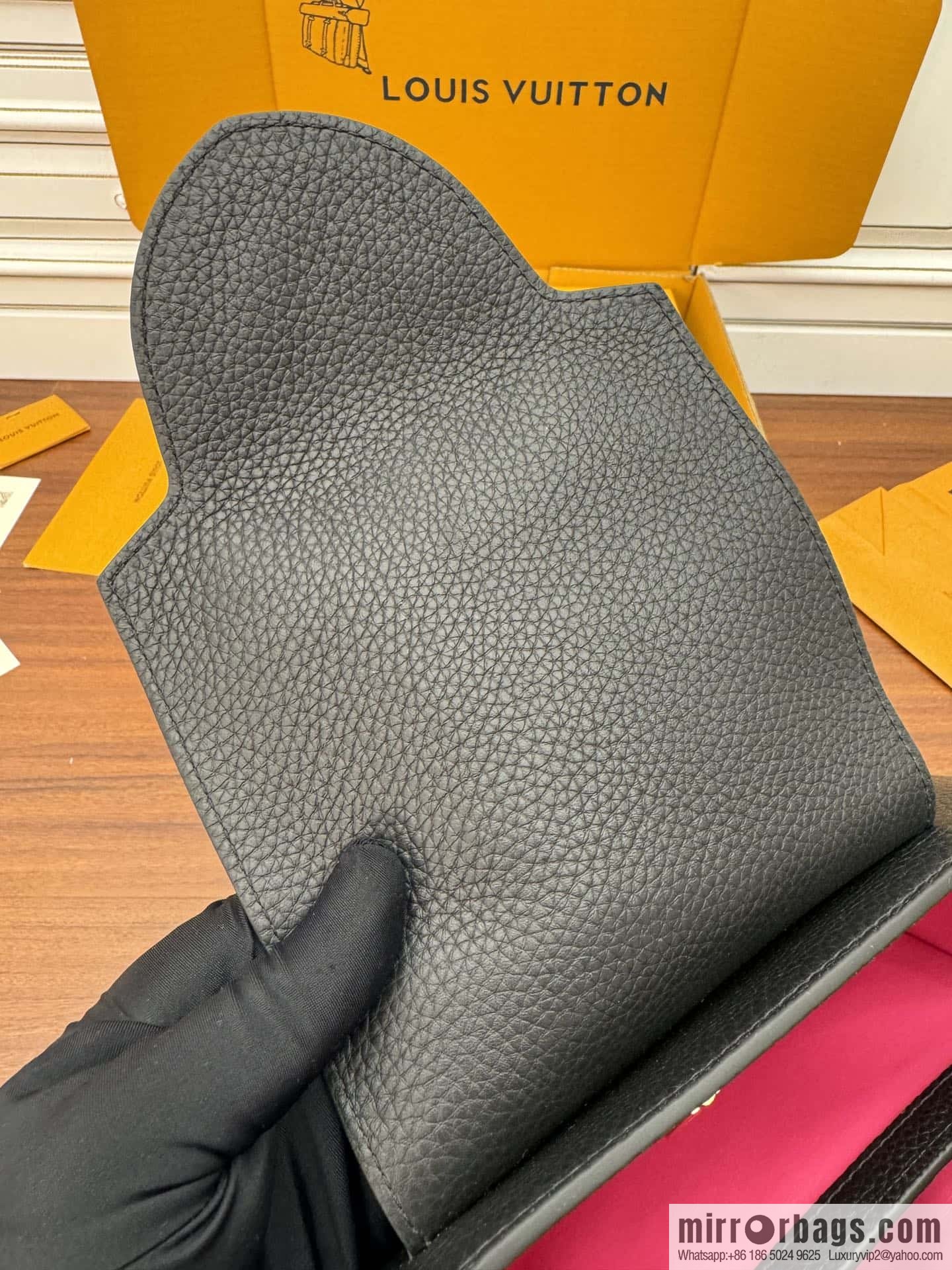 LV M42259 Capucines medium handbag