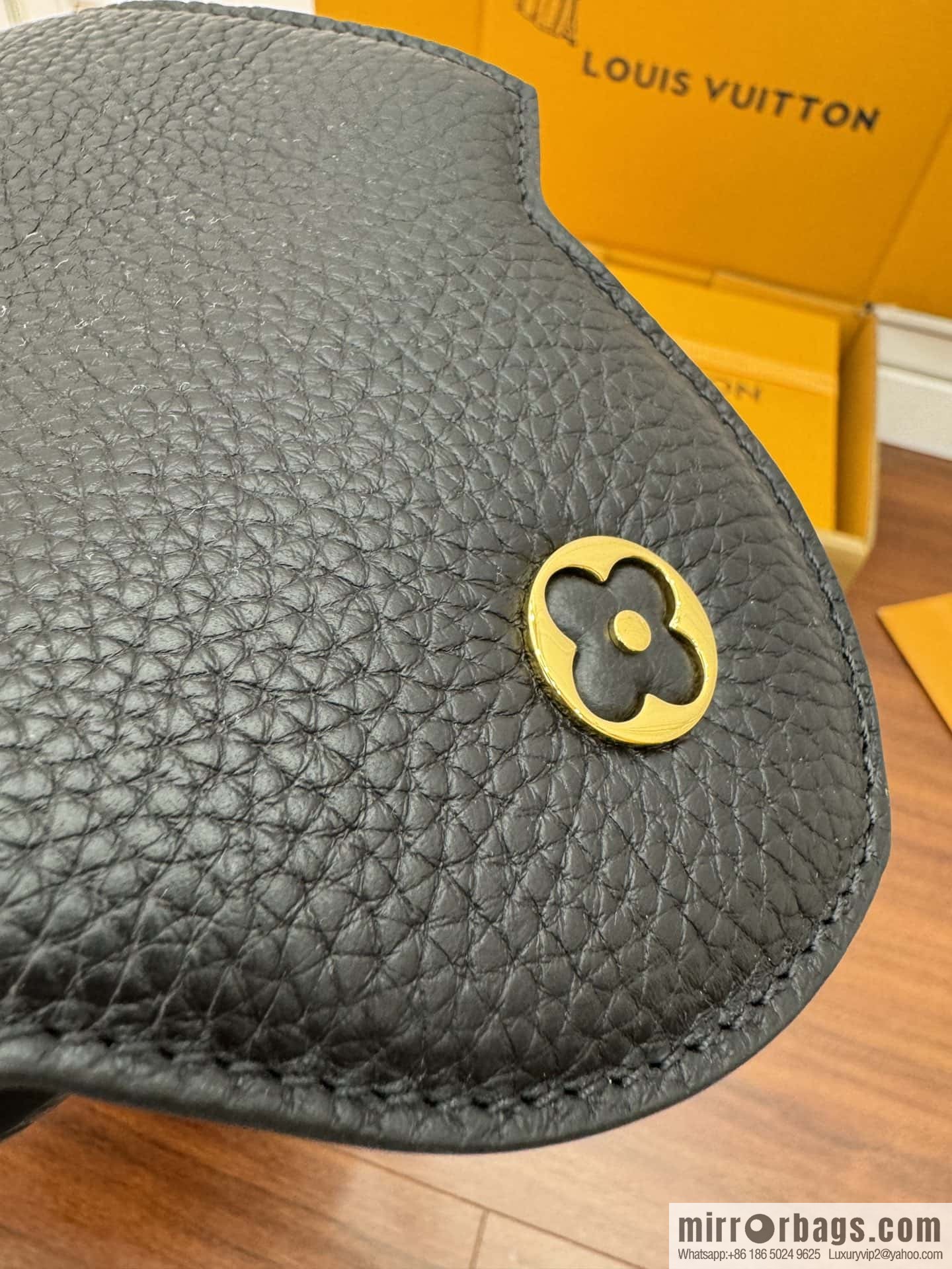 LV M42259 Capucines medium handbag