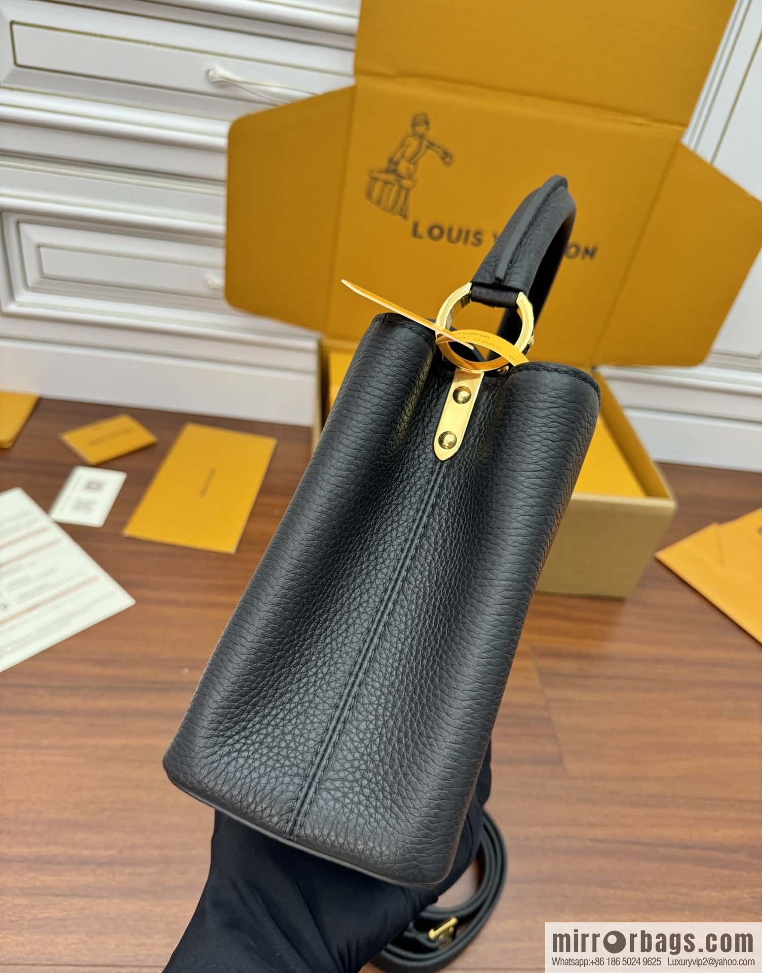 LV M42259 Capucines medium handbag