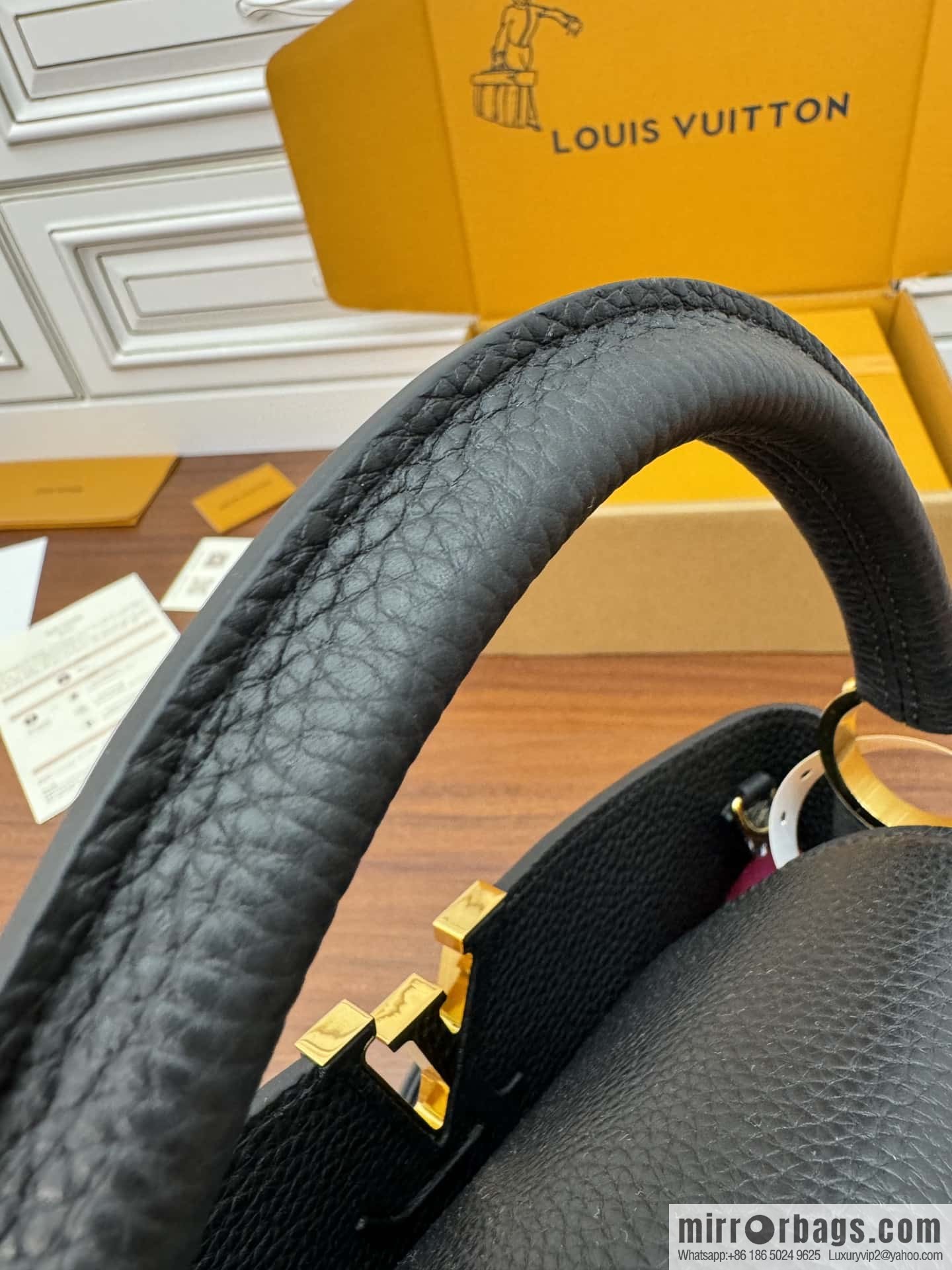 LV M42259 Capucines medium handbag