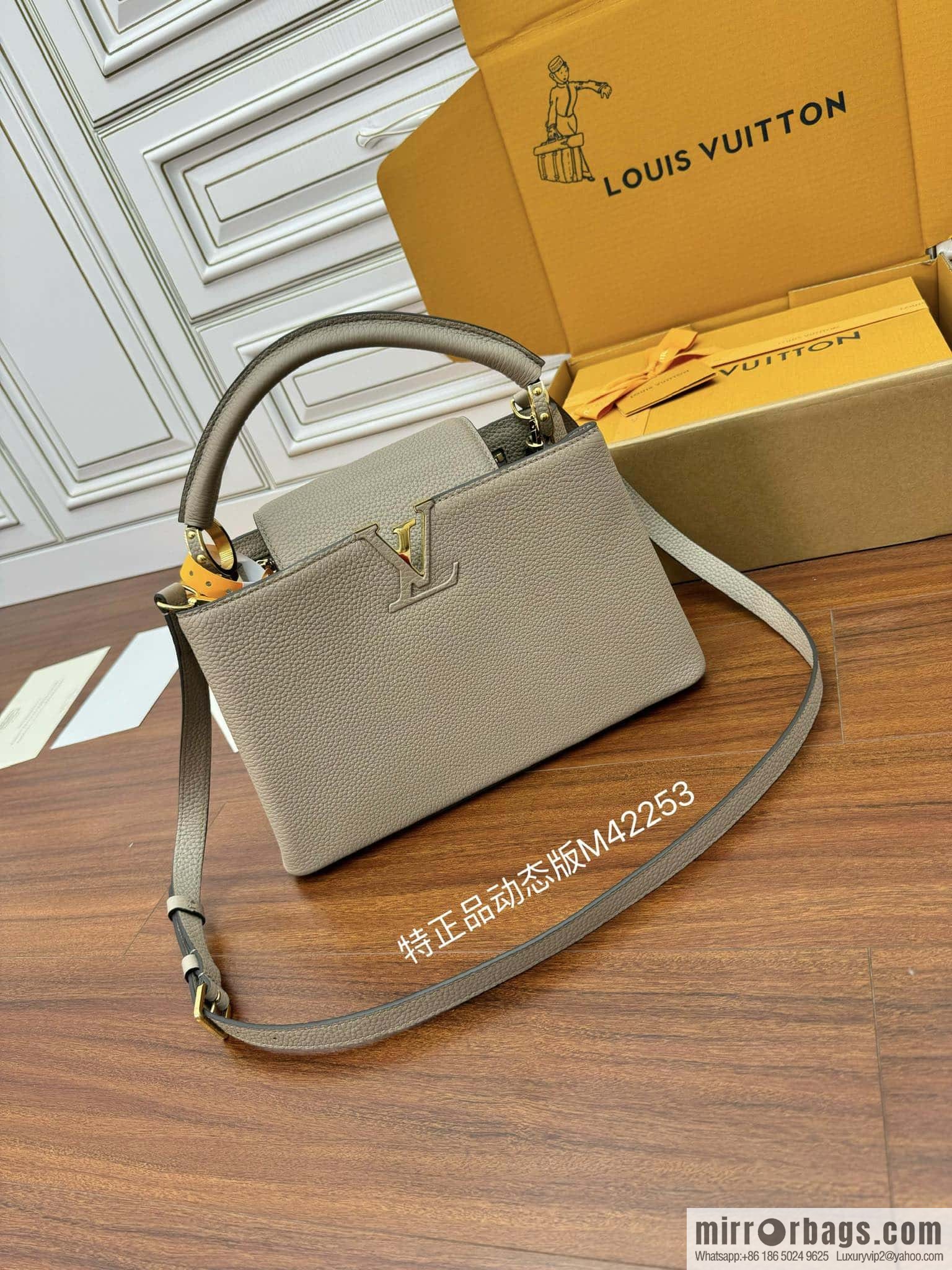 LV M42253 Capucines medium handbag