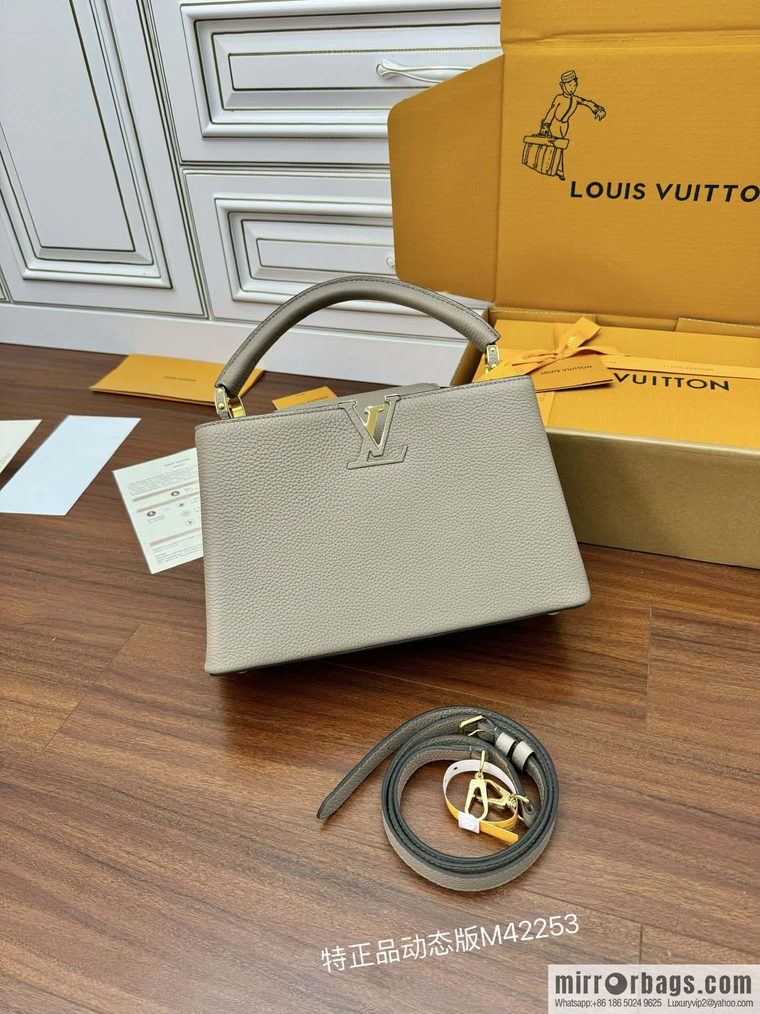 LV M42253 Capucines medium handbag