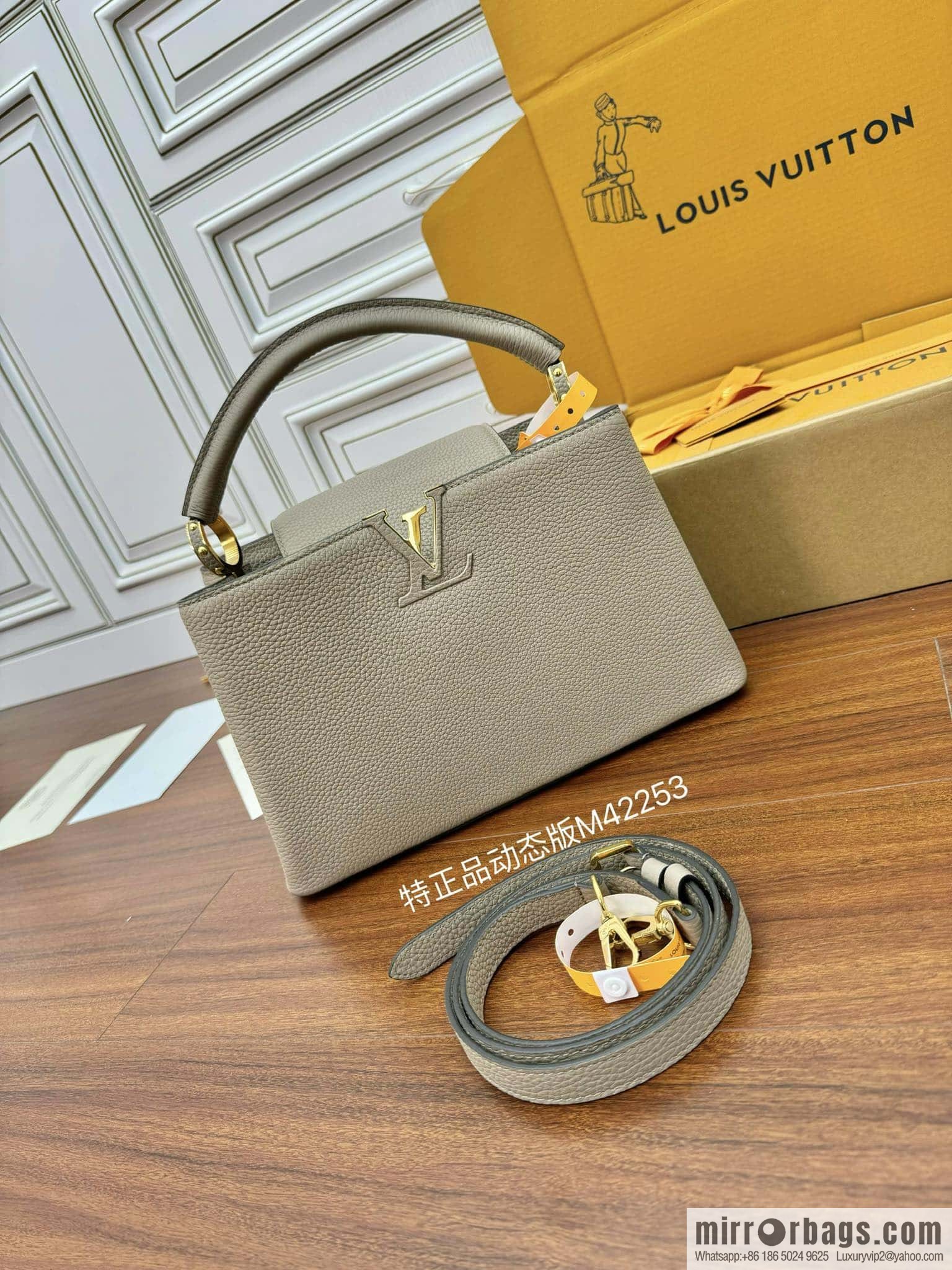 LV M42253 Capucines medium handbag