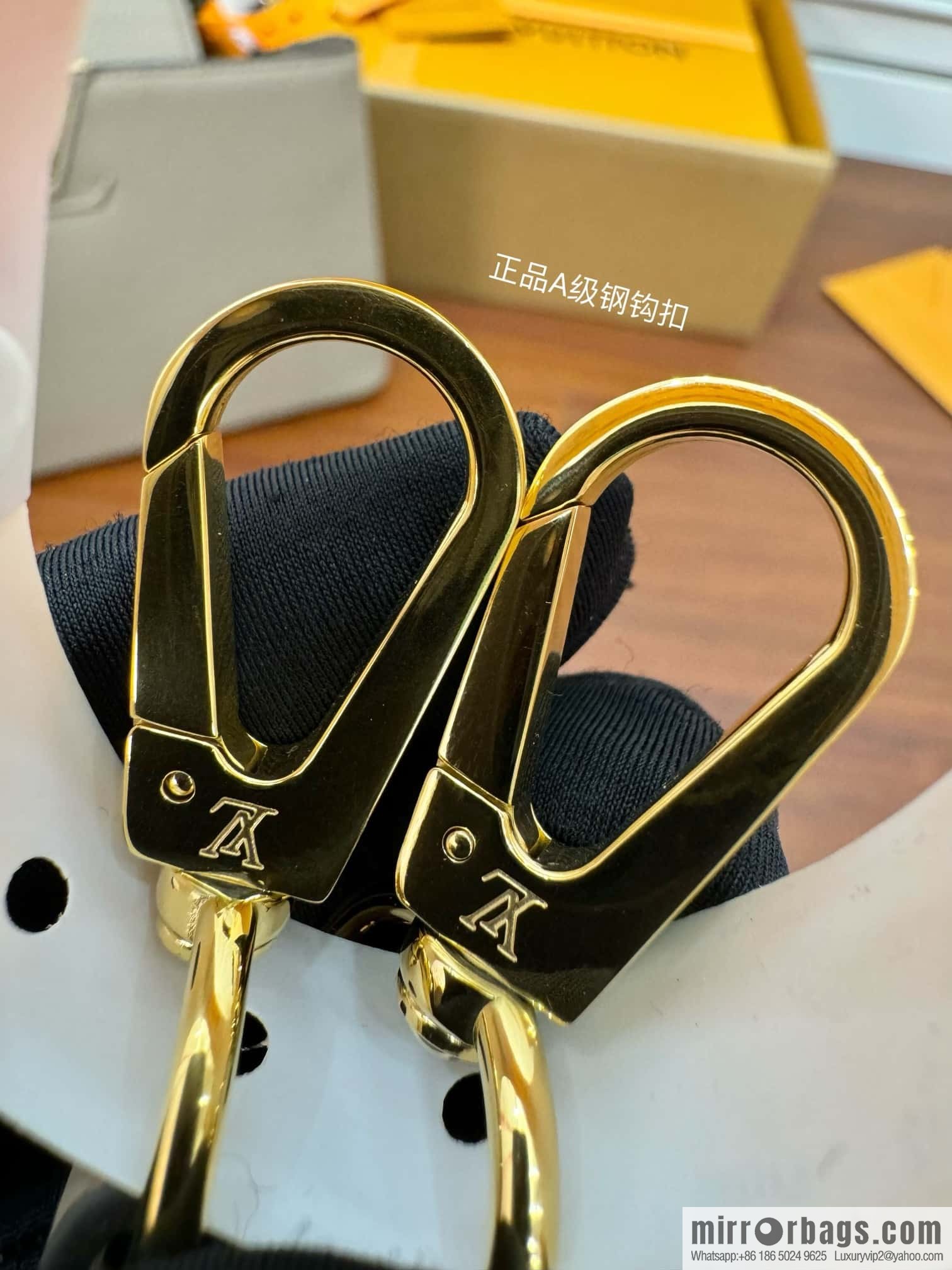 LV M42253 Capucines medium handbag