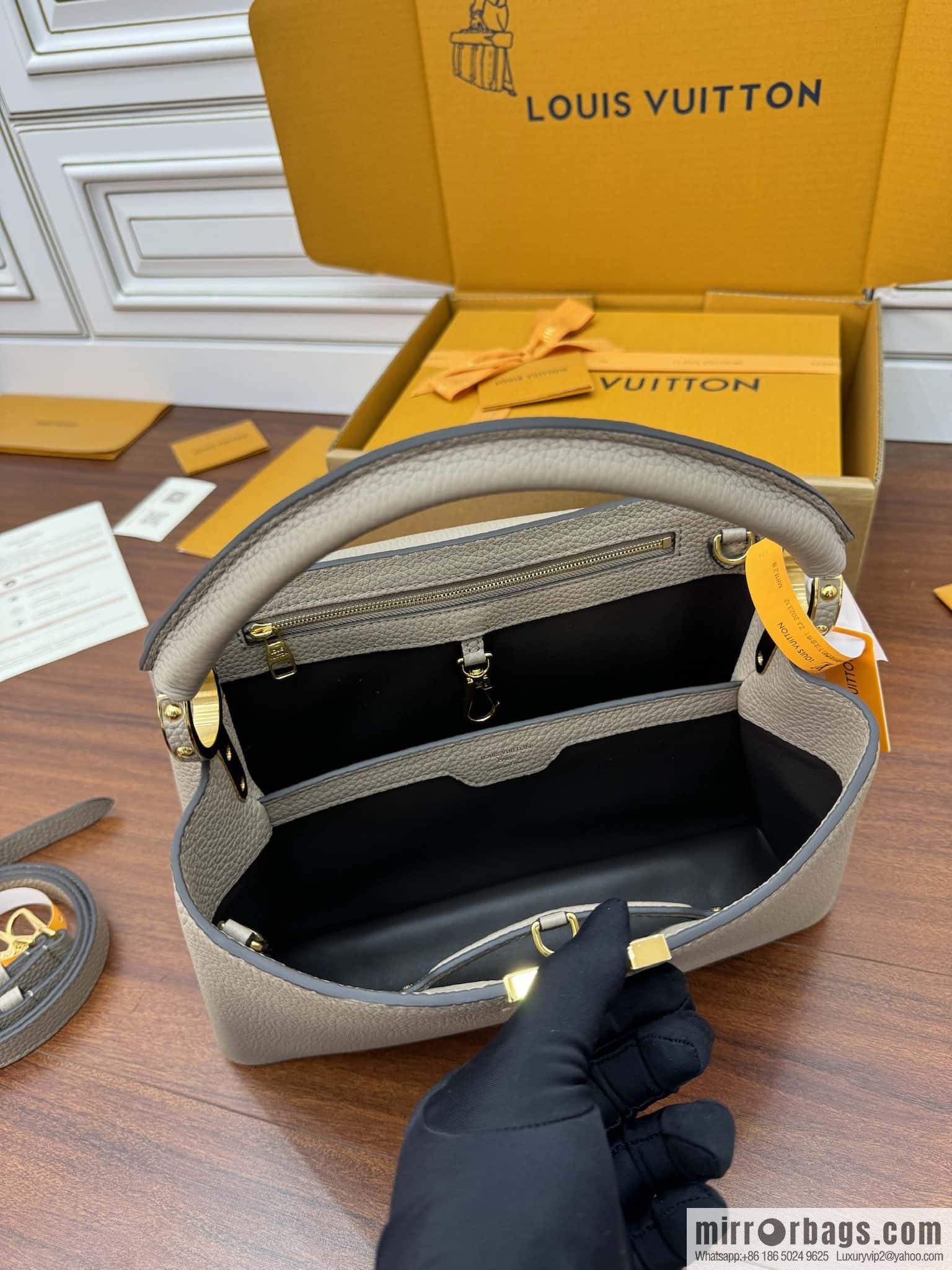 LV M42253 Capucines medium handbag