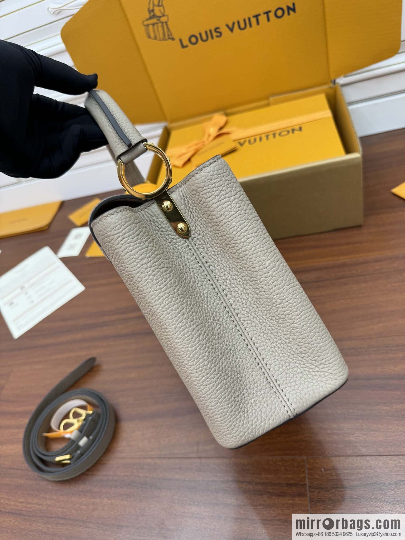 LV M42253 Capucines medium handbag