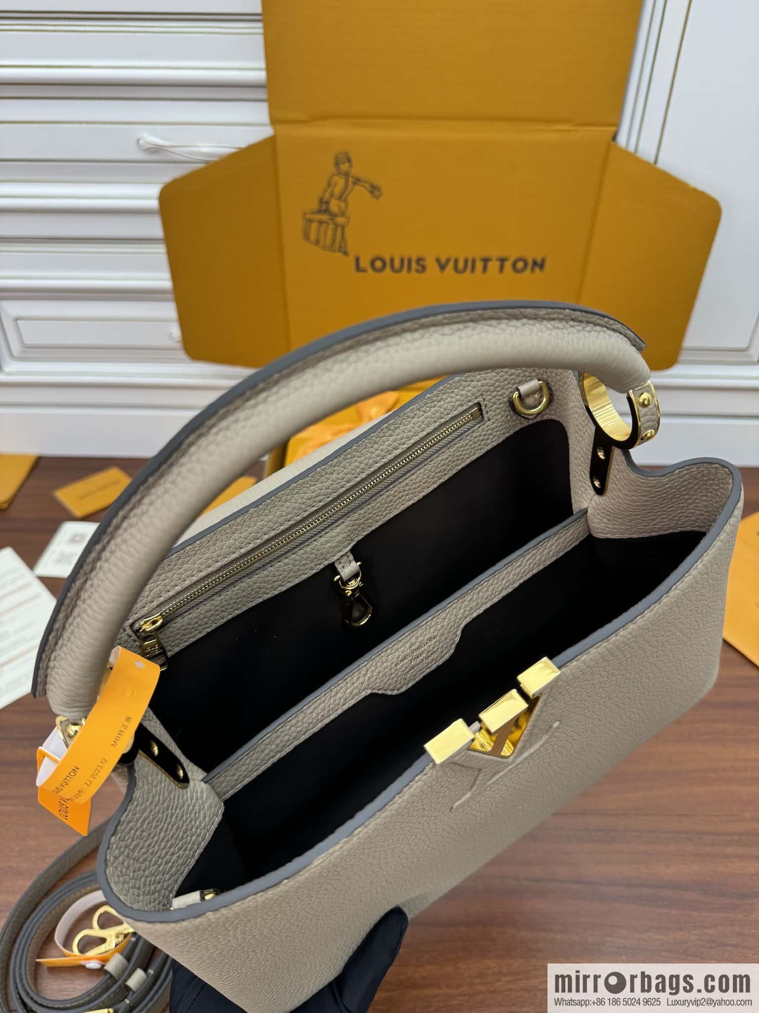 LV M42253 Capucines medium handbag