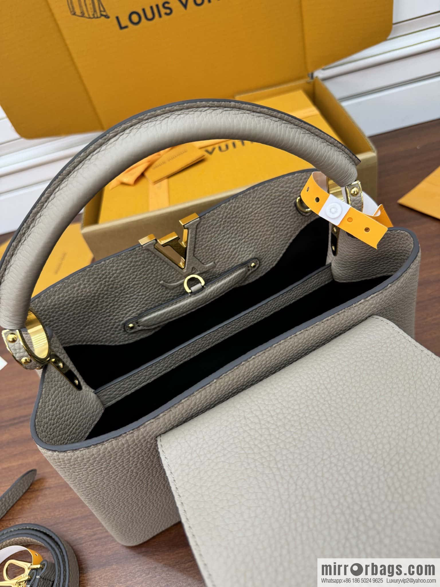 LV M42253 Capucines medium handbag
