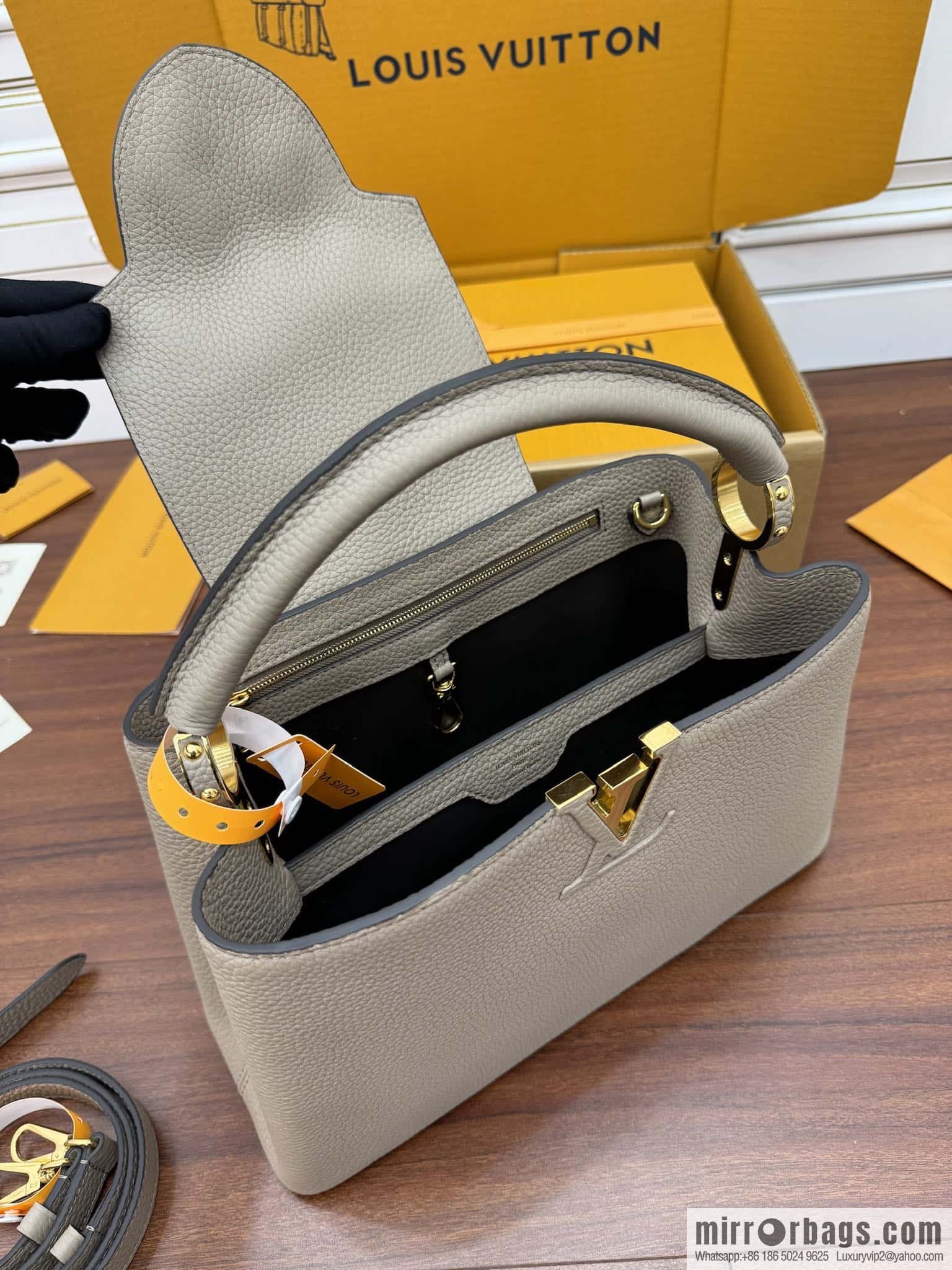 LV M42253 Capucines medium handbag
