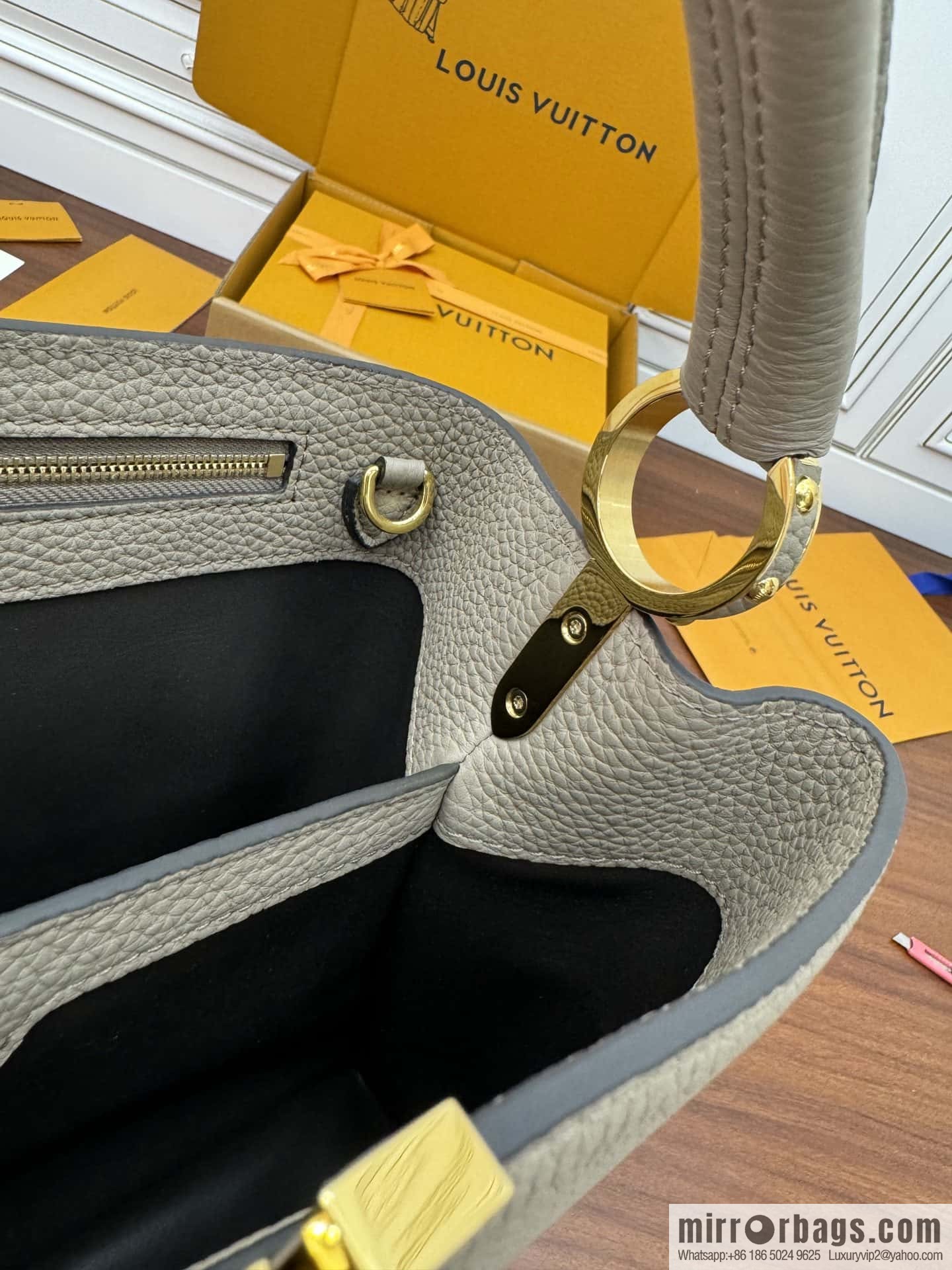 LV M42253 Capucines medium handbag