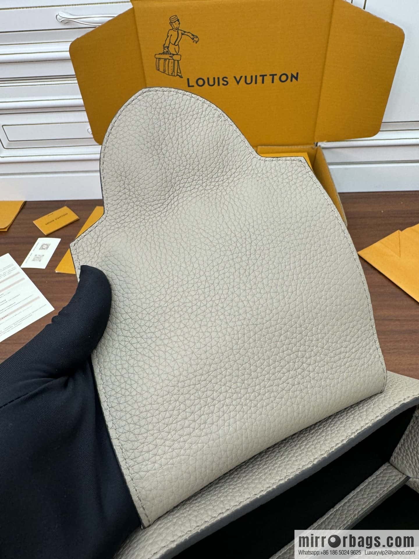 LV M42253 Capucines medium handbag