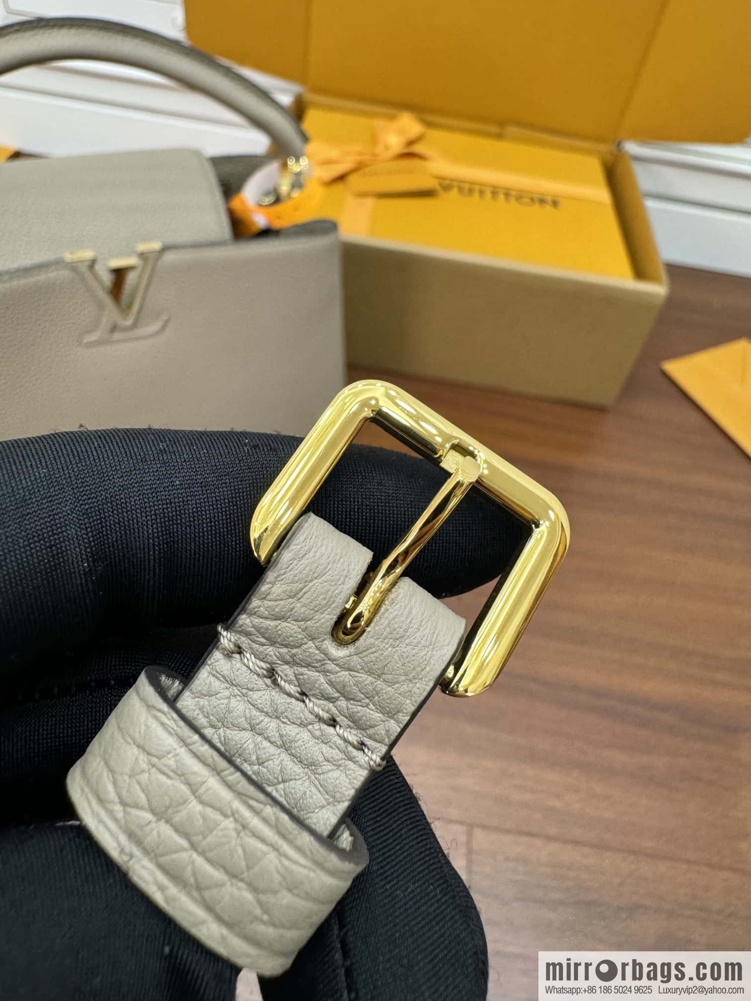 LV M42253 Capucines medium handbag