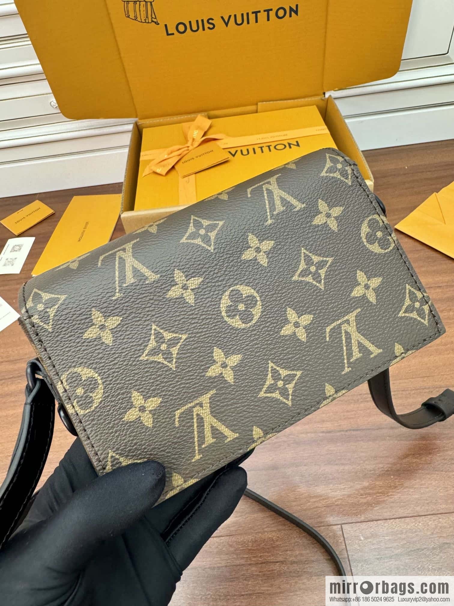 LV M83613 Steamer Wearable Wallet