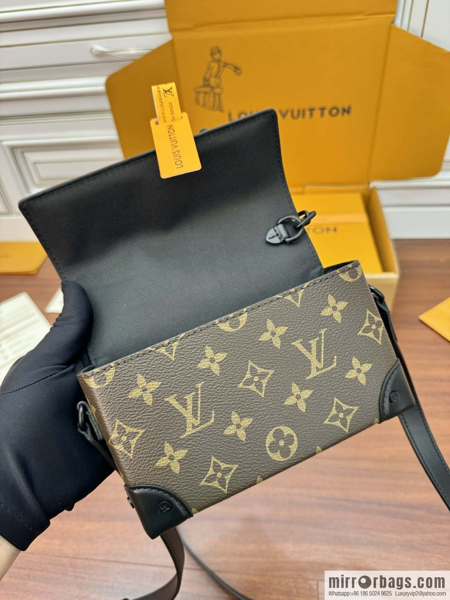 LV M83613 Steamer Wearable Wallet