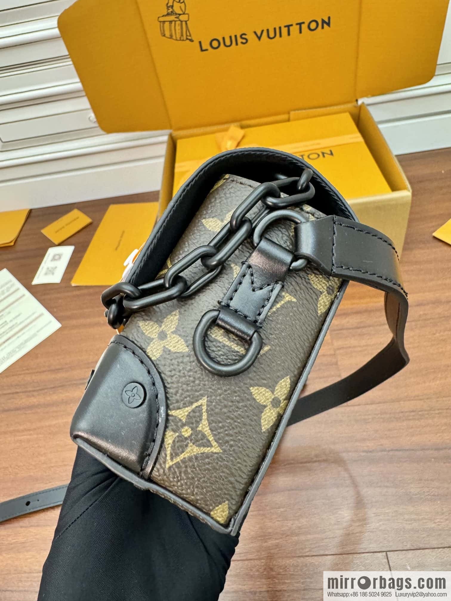 LV M83613 Steamer Wearable Wallet