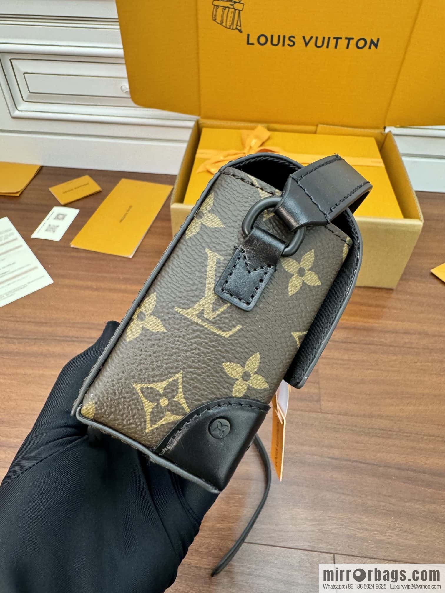 LV M83613 Steamer Wearable Wallet