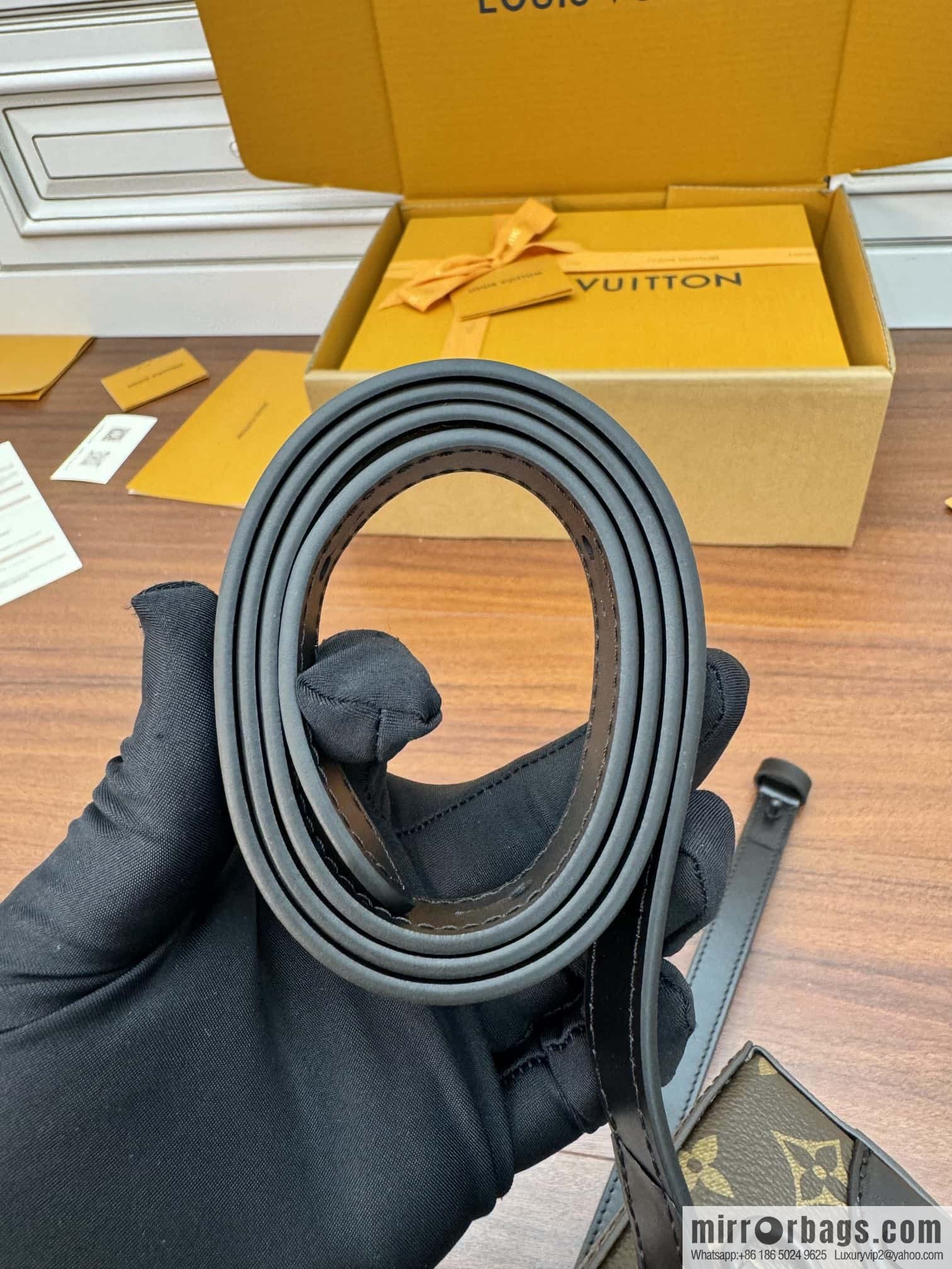 LV M83613 Steamer Wearable Wallet