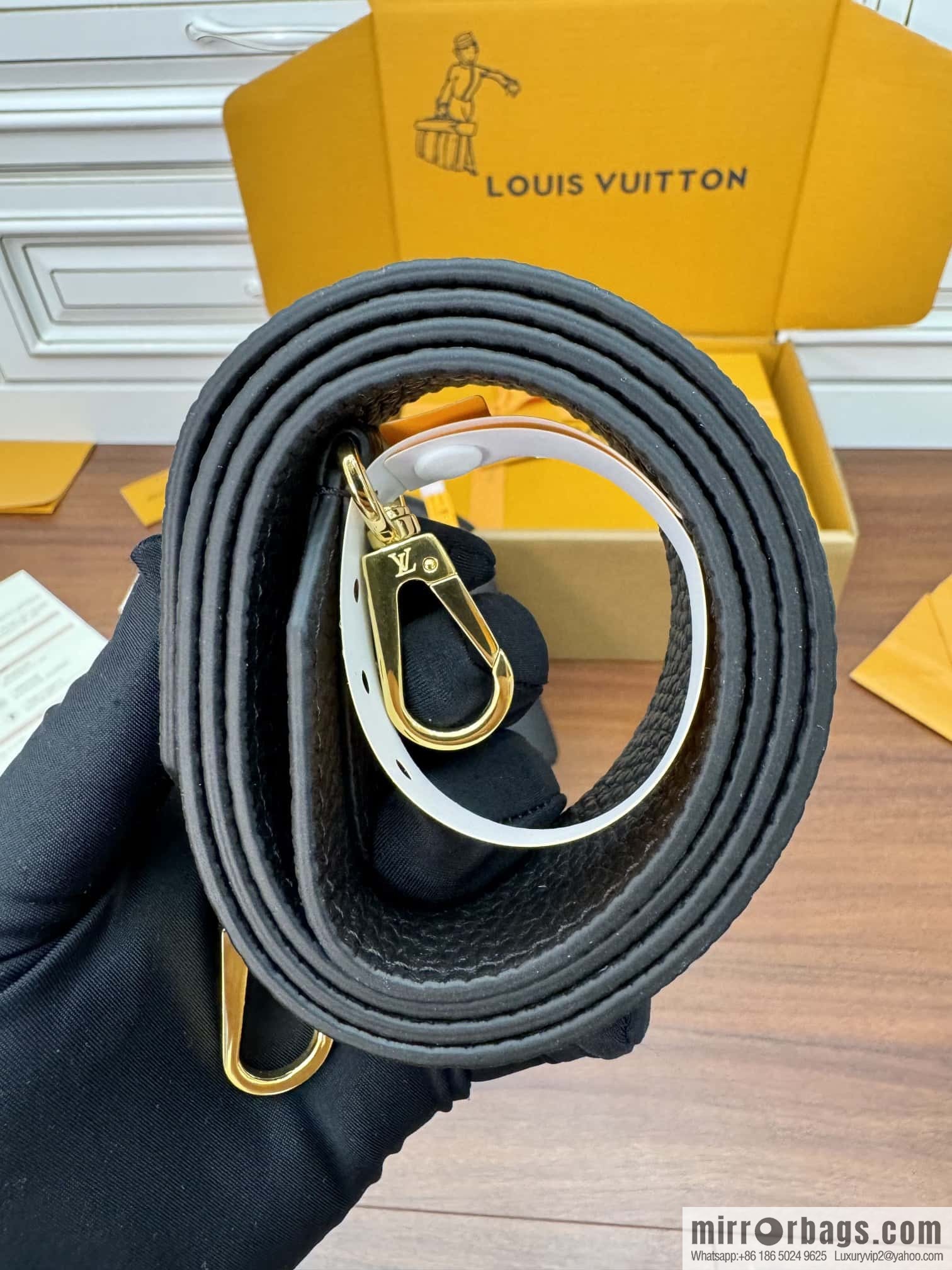 LV M56071 Capucines mini handbag