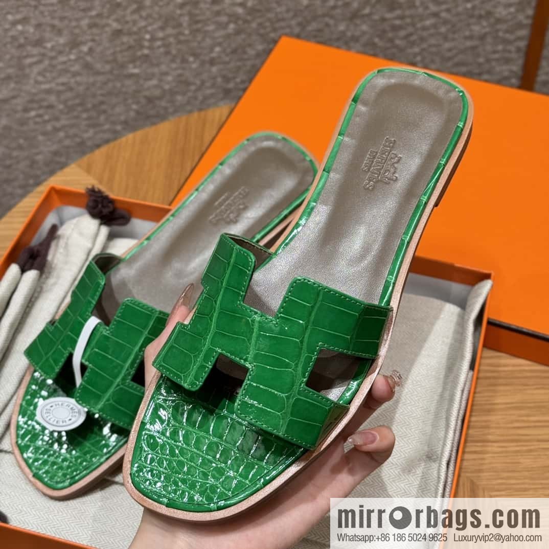 Hermès 181 Oran sandals alligator/crocodile 🐊 1K/Bambou/bamboo green