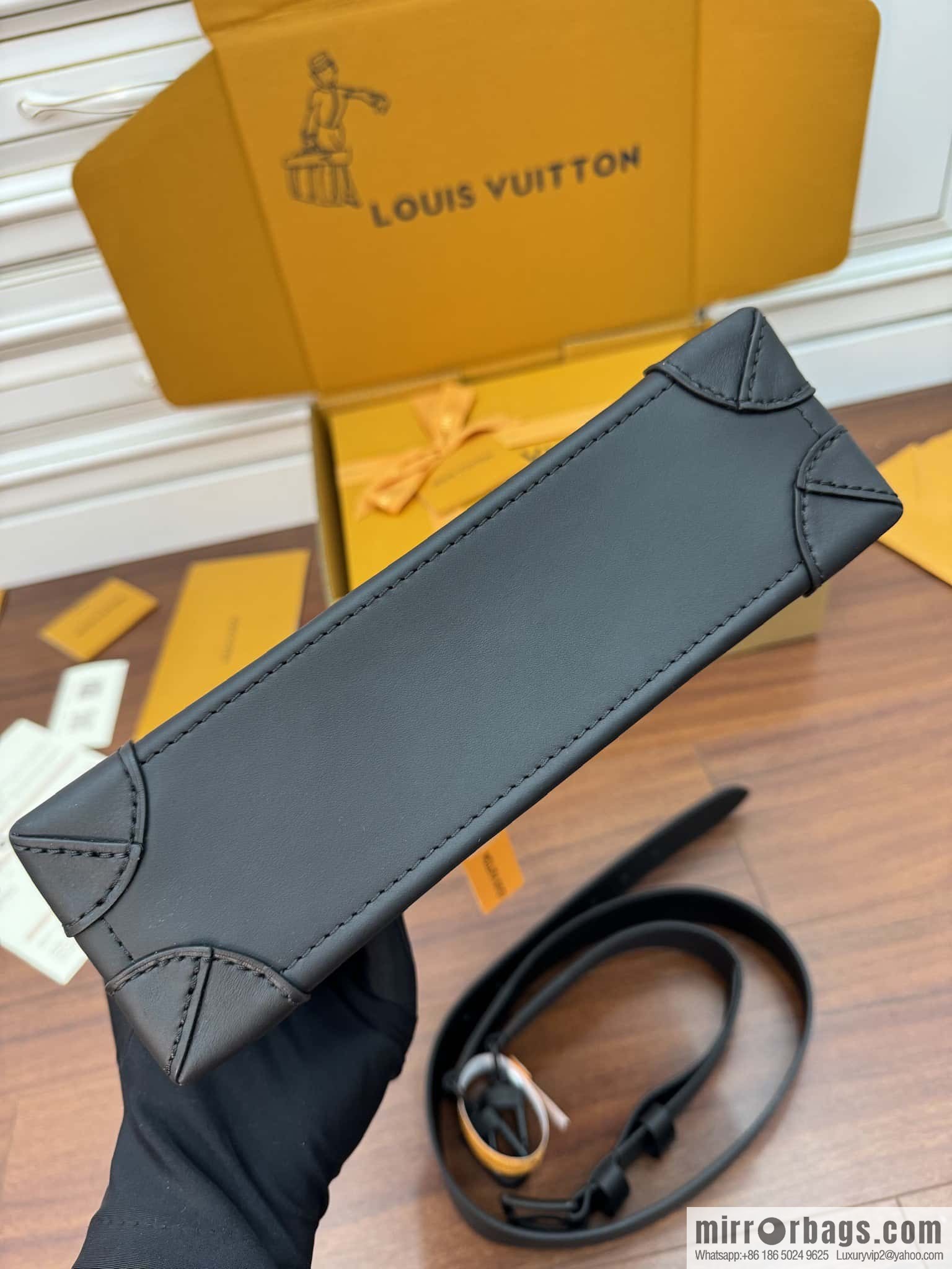 LV M46953 STEAMER small handbag