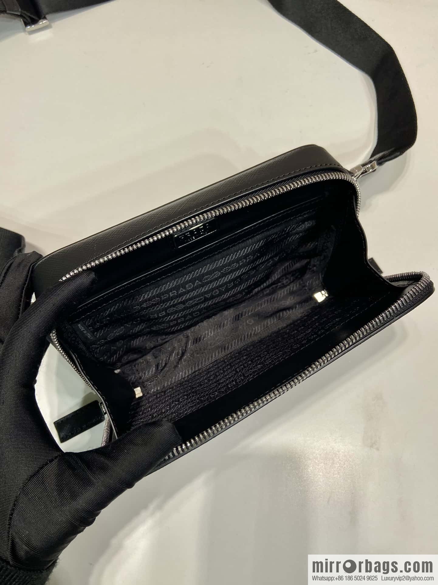 PRADA 🎉 new mailman bag 🎉 2VH173 cross pattern