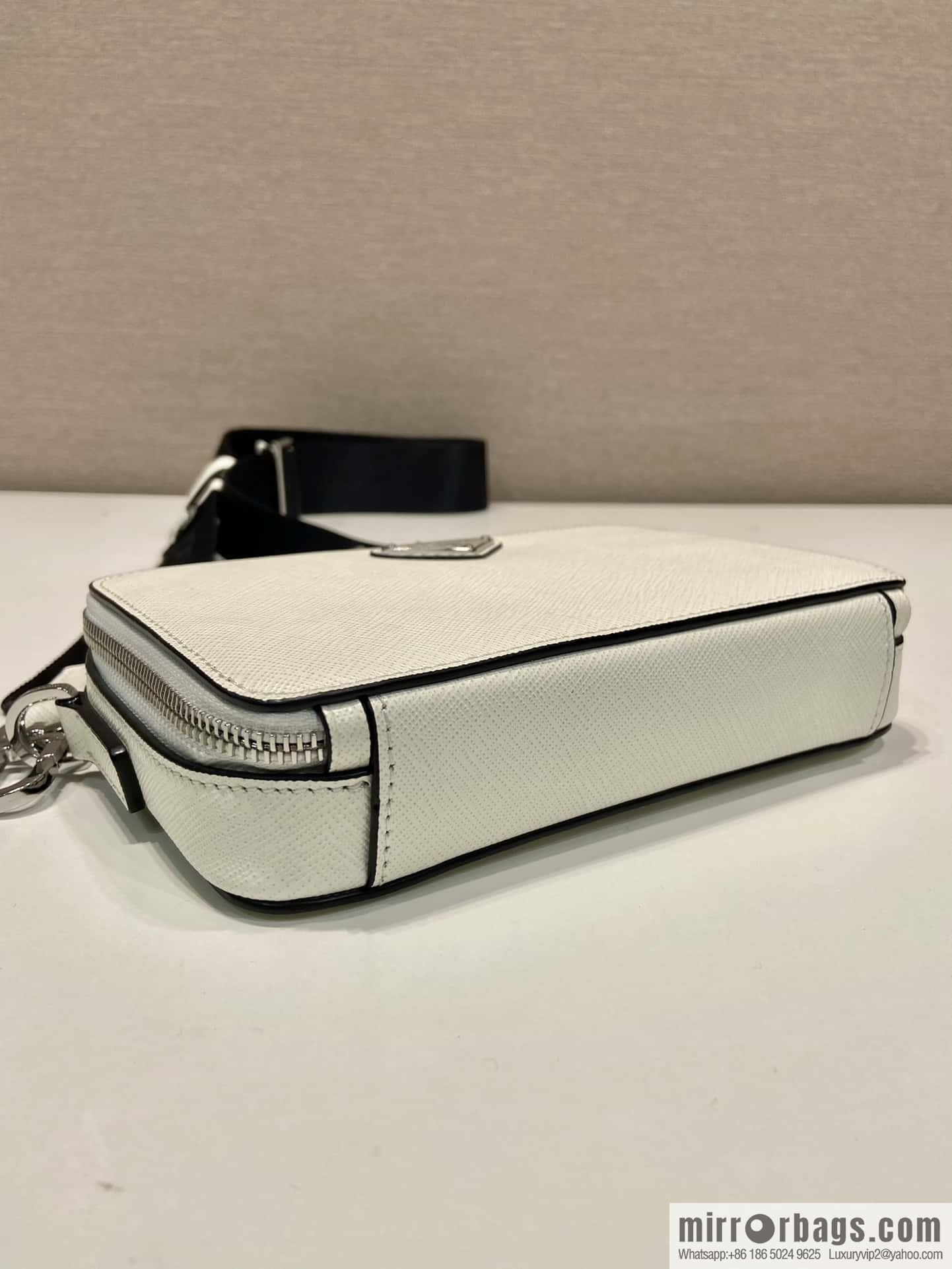PRADA 🎉 new mailman bag 🎉 2VH173 cross pattern, white