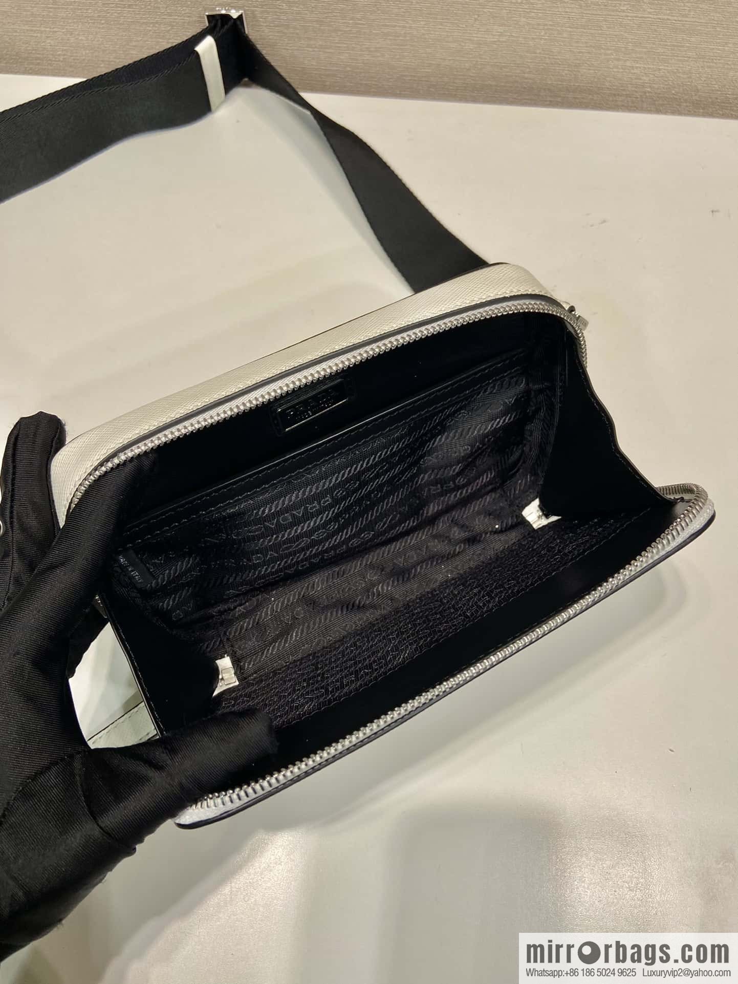 PRADA 🎉 new mailman bag 🎉 2VH173 cross pattern, white