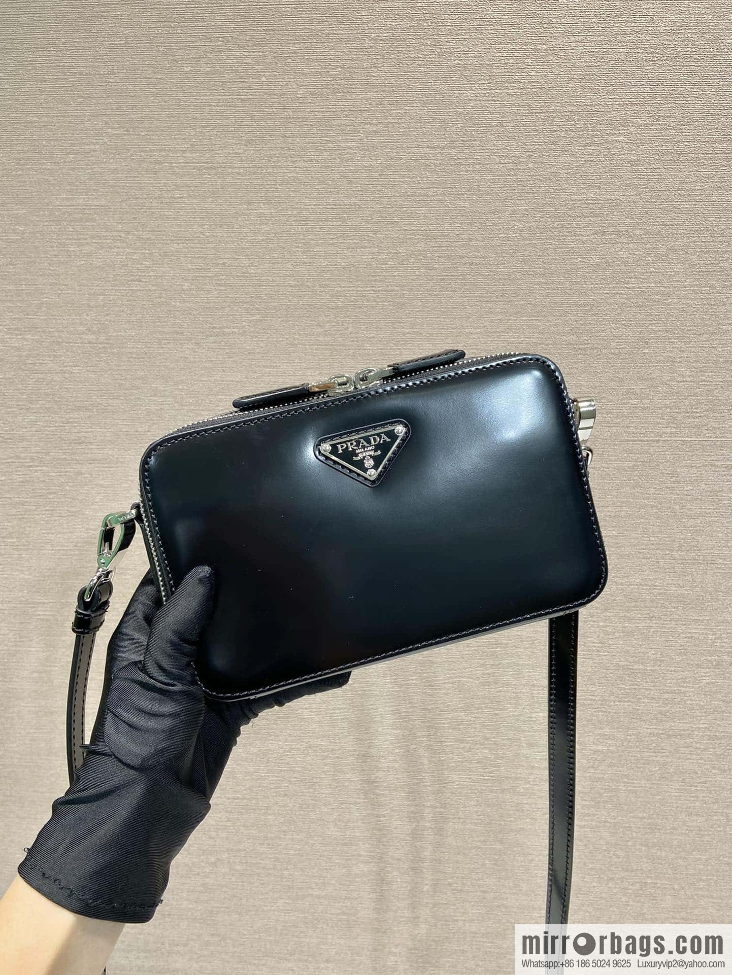 PRADA 🎉 new mailman bag 🎉 2VH173 glossy black