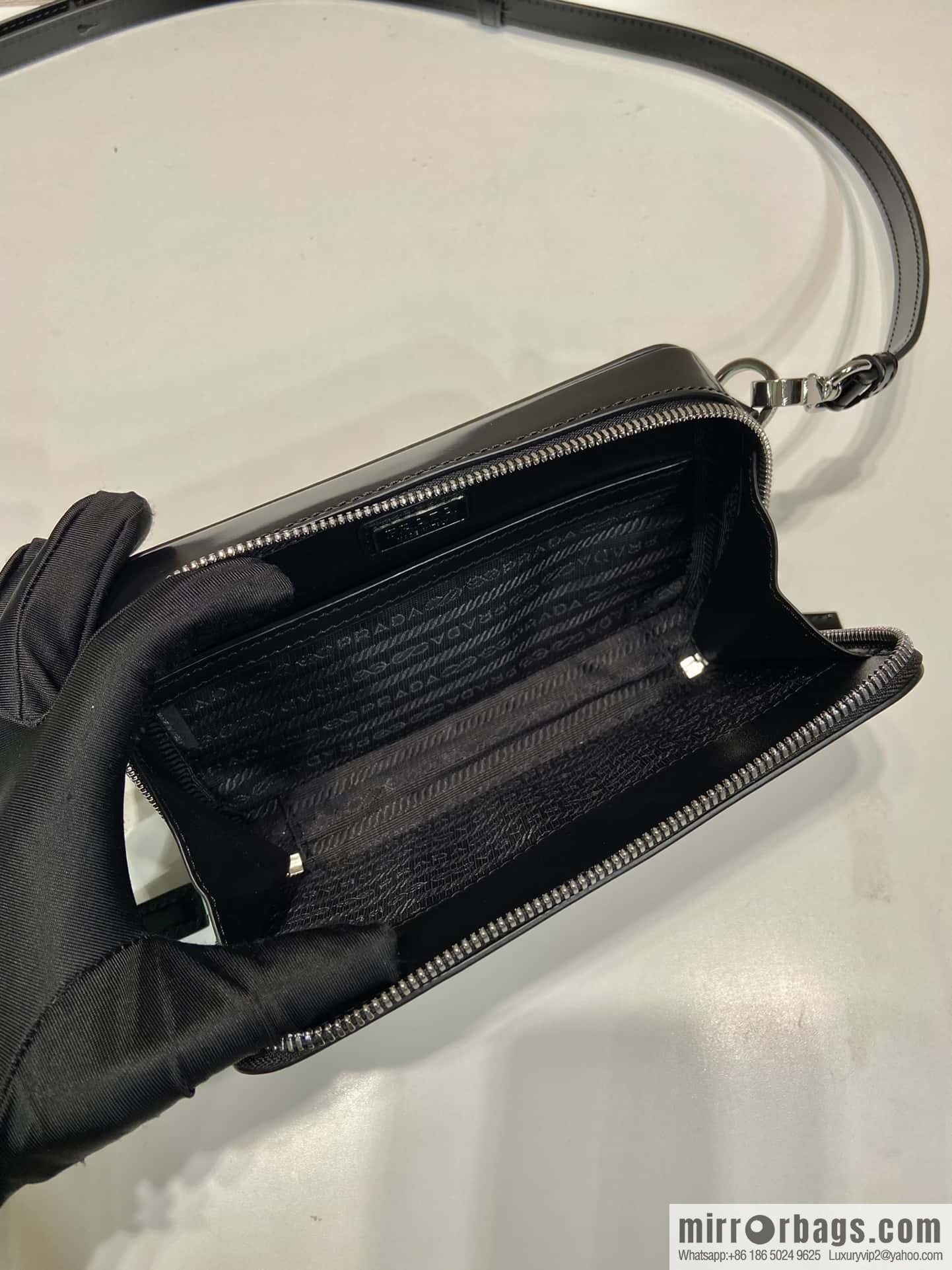 PRADA 🎉 new mailman bag 🎉 2VH173 glossy black