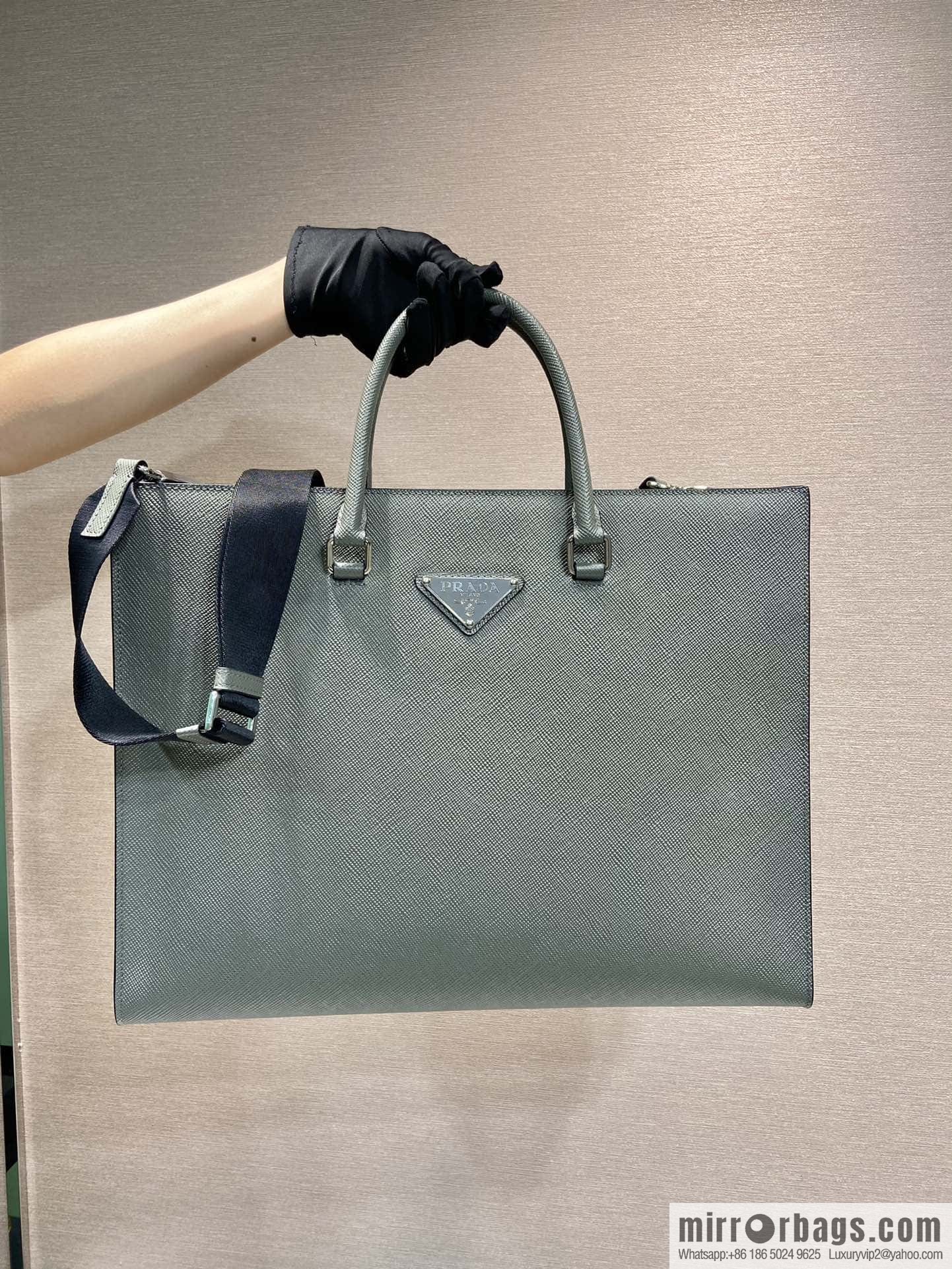 PRADA 🎉 new briefcase 🎉🎉 2VG101 new color