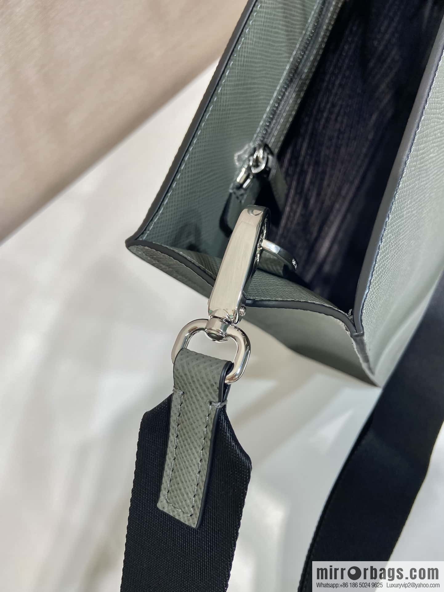 PRADA 🎉 new briefcase 🎉🎉 2VG101 new color