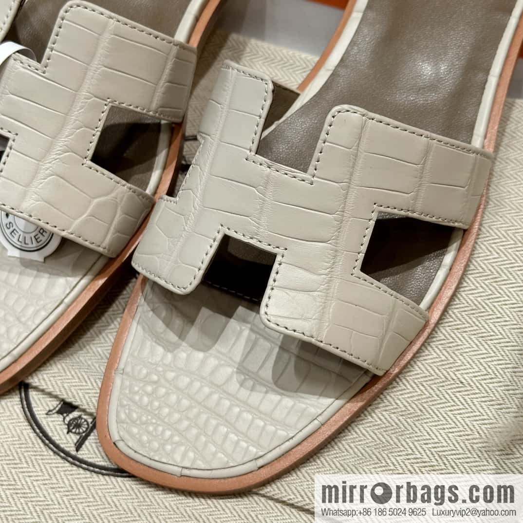 Hermès 181 Oran sandals alligator/crocodile 🐊 glacier white/8L/Beton