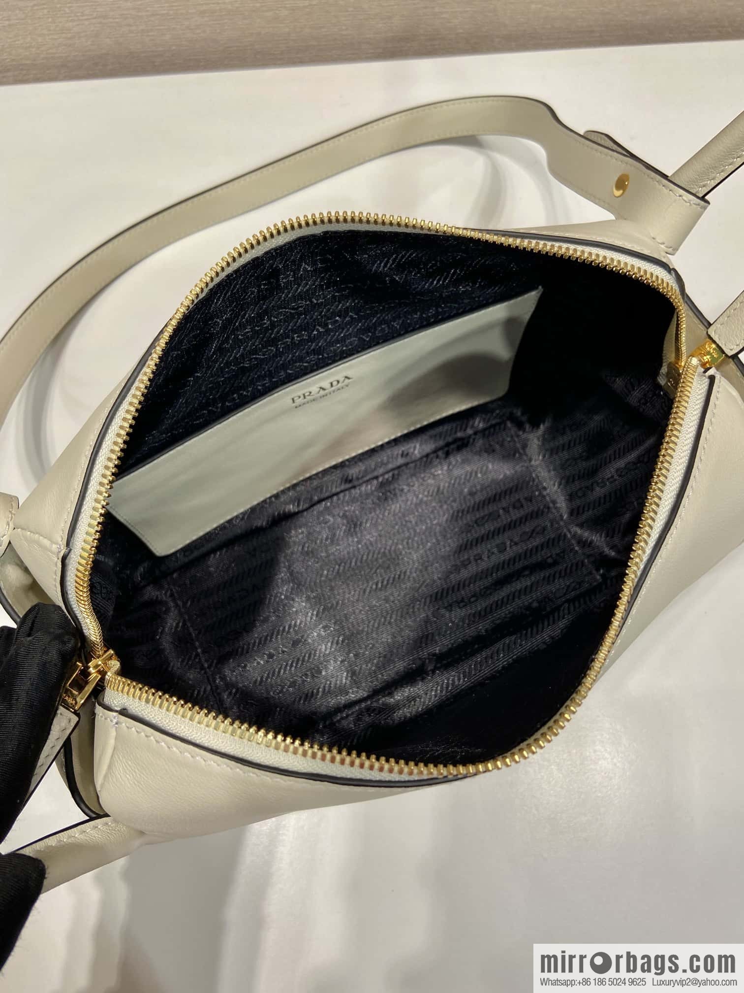 PRADA 🎉 New 🎉 1BA451 🎉🎉 White