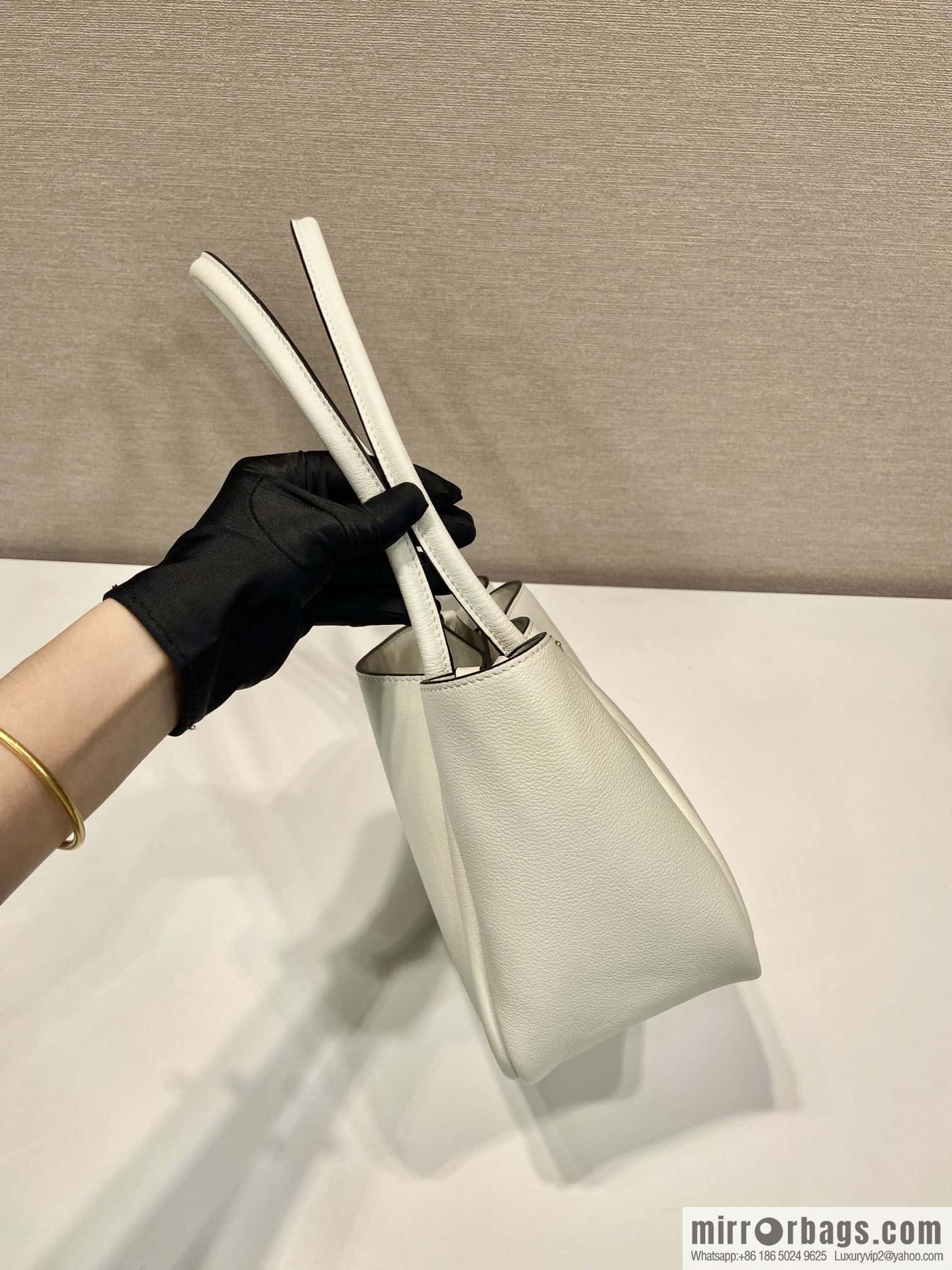 PRADA 🎉 New 🎉 1BG539 Shoulder 🎉🎉 White