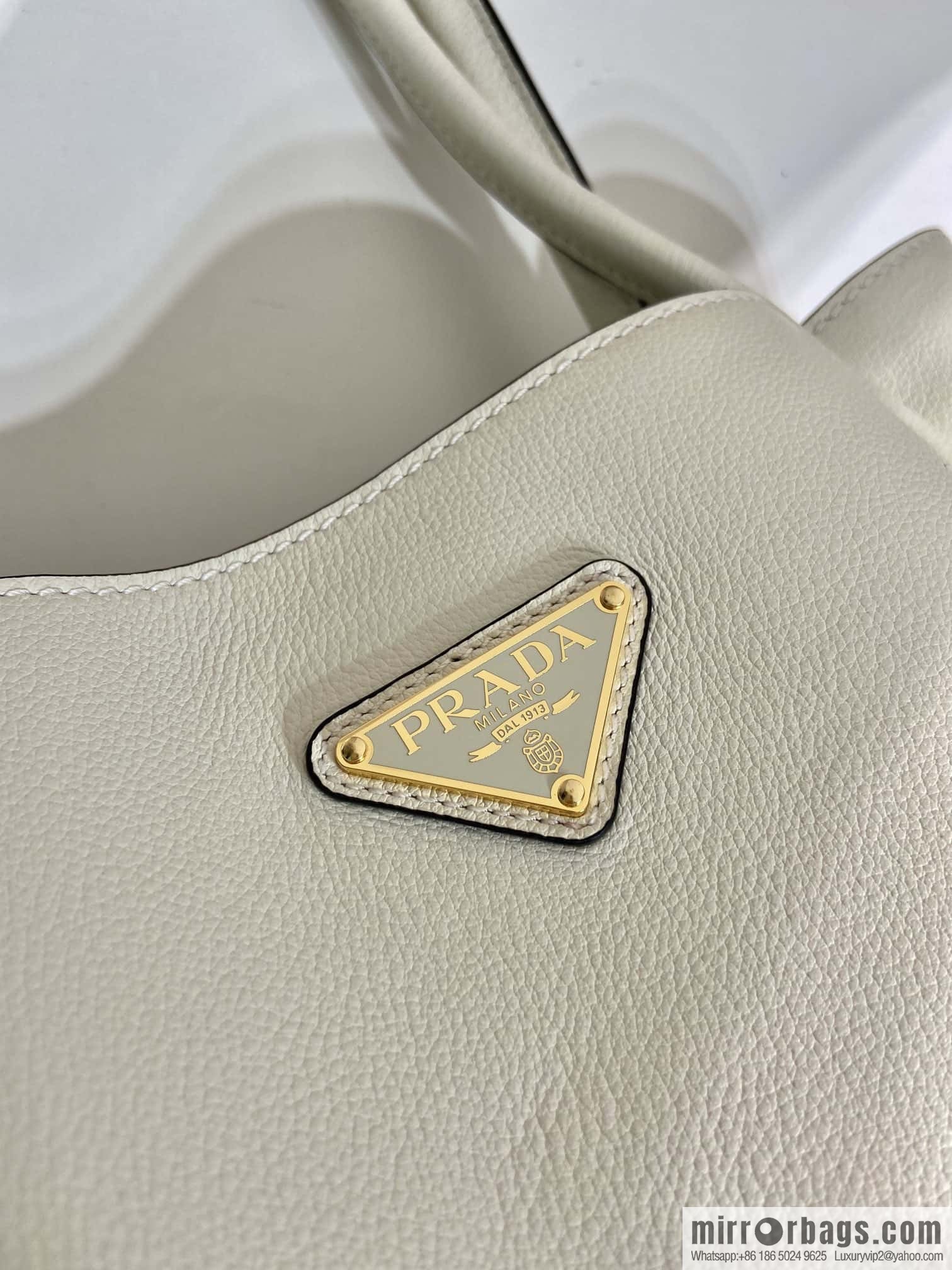 PRADA 🎉 New 🎉 1BG539 Shoulder 🎉🎉 White
