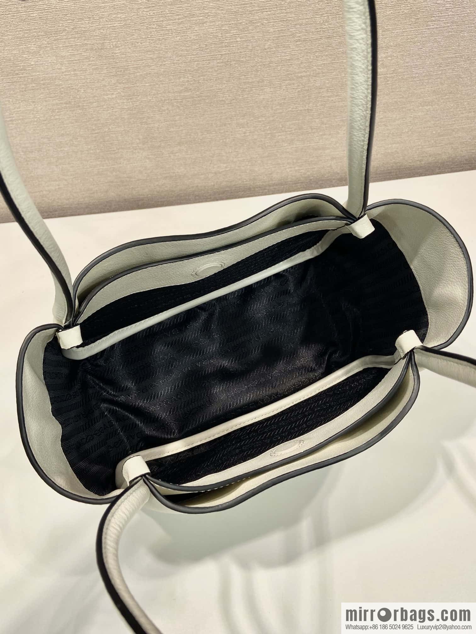 PRADA 🎉 New 🎉 1BG539 Shoulder 🎉🎉 White